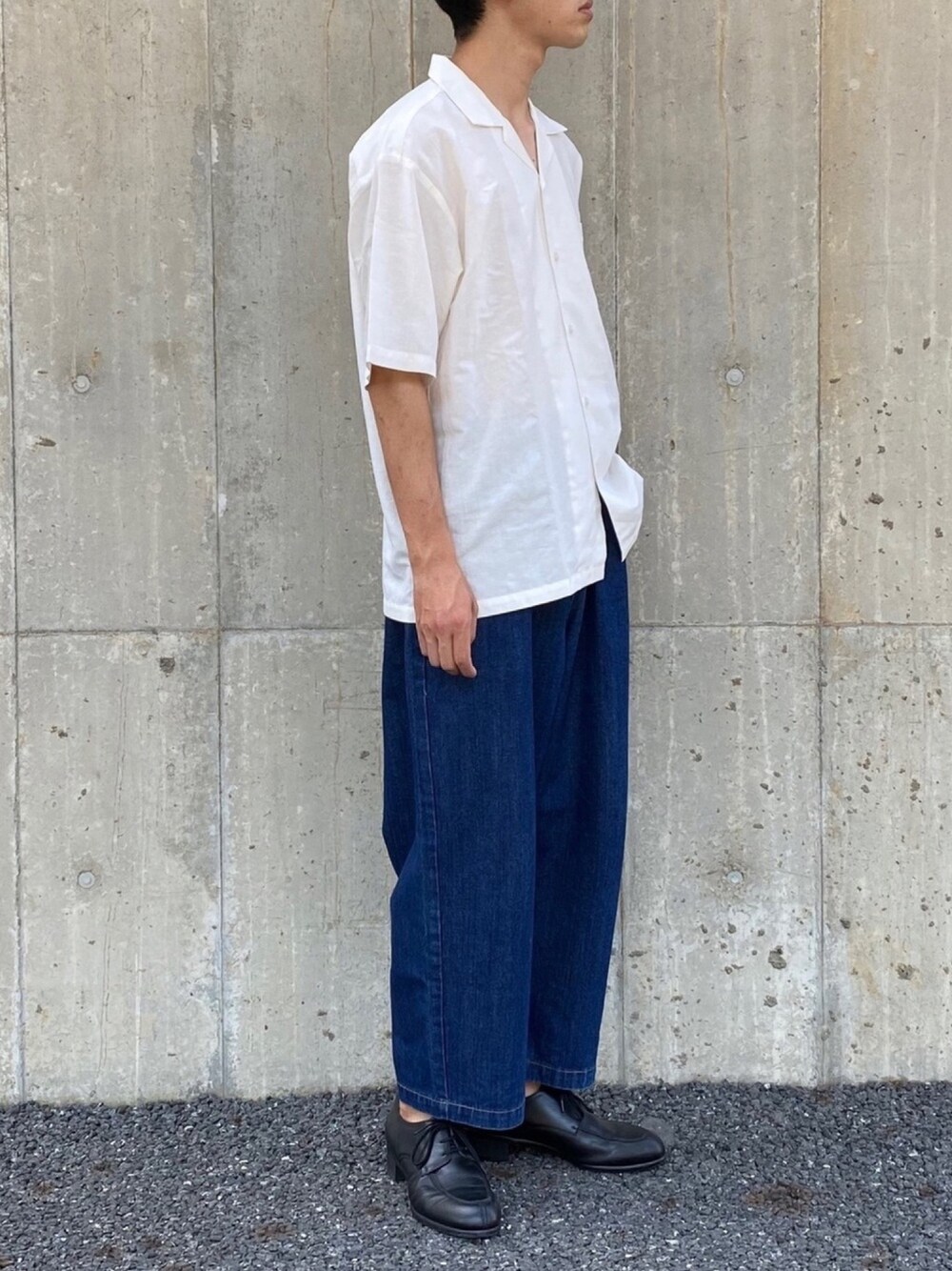 「オーバーサイズ、ビッグシルエット、プチプラ、シンプル、きれいめカジュアル、ワイドパンツ、ワイドデニム、HARE、シャツスタイル」｜「GLOBAL WORKのハイブリッドリネンオープンシャツ/876514（シャツ/ブラウス、ホワイト系）」を使った、おのさん（メンズ・175cm）の夏コーディネートの1枚目の写真