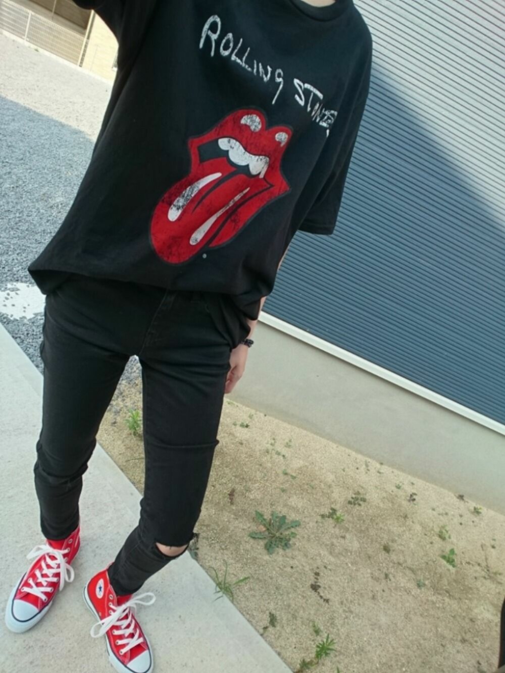「プリントT、ロゴT、ビックシルエット、スキニー、コンバース、メンズライク、シンプルコーデ」｜「GUのアイテム（Tシャツ/カットソー、ブラック系）」を使った、mtkさん（レディース・157cm）の夏コーディネートの1枚目の写真