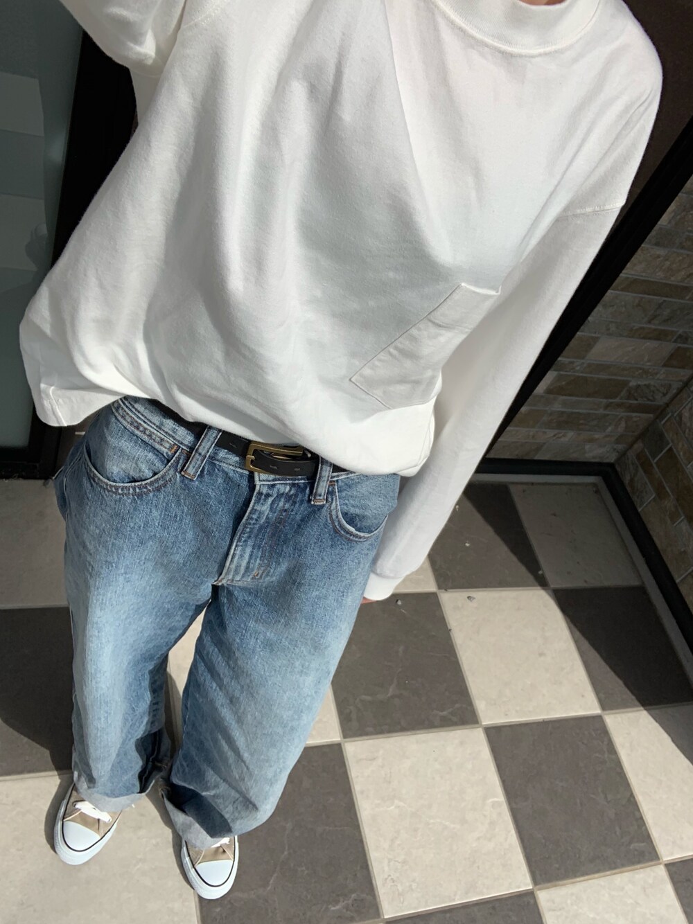 「シンプル、カジュアル、白Tシャツ、ワイドパンツ、秋、コンバース、ジーンズ、スニーカー」｜「UNIQLOのクルーネックT（長袖）（Tシャツ/カットソー、ホワイト系）」を使った、mtkさん（レディース・157cm）の秋コーディネートの1枚目の写真