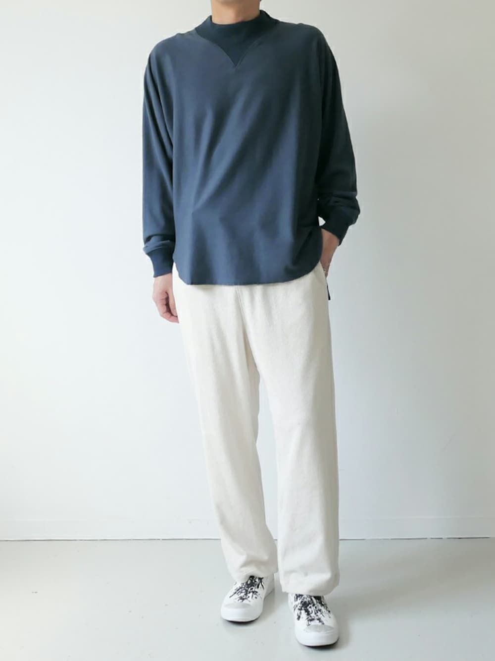 「スウェットパンツ、スウェット、リラックスパンツ、おうちスタイル、リラックススタイル、パイル地、パイル、リラックスコーデ、bunt、おうちファッション」｜「その他セレクトのbunt  |バント |COMFY MOCKNECK SWEAT ｜モックネックロングスリーブTシャツ| 20SS-CS02｜SIZE2｜NAVY（スウェット、その他）」を使った、ガッシュ福岡メンズさん（メンズ・170cm）の春コーディネートの1枚目の写真