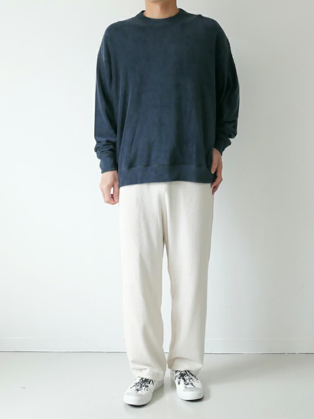 「スウェットパンツ、スウェット、大人カジュアル、リラックスパンツ、リラックススタイル、シンプルコーデ、リラックスコーデ、シンプルスタイル、bunt、おうちファッション」｜「その他セレクトのbunt | バント |PILE CREWNECK SHIRTS ｜クルーネックロングスリーブTシャツ| 20SS-CS04｜SIZE3｜NAVY（スウェット、その他）」を使った、ガッシュ福岡メンズさん（メンズ・170cm）の春コーディネートの1枚目の写真