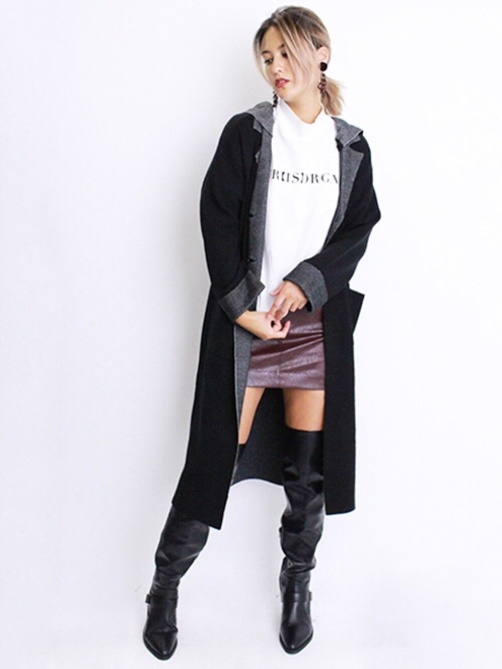 ホワイト系のTシャツ/カットソー、レッド系のスカート、ブラック系のカーディガン/ボレロを着用したレディースの秋コーディネートの1枚目の写真