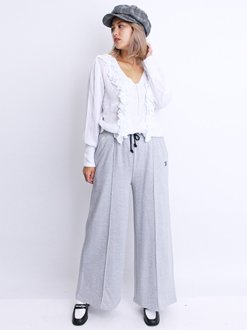 「barak、A/W、秋冬、フリルブラウス、スウェットワイドパンツ」｜「BARAKのシアーフリルブラウス（シャツ/ブラウス、ホワイト系）」を使った、BARAKさん（レディース・165cm）の秋コーディネートの1枚目の写真