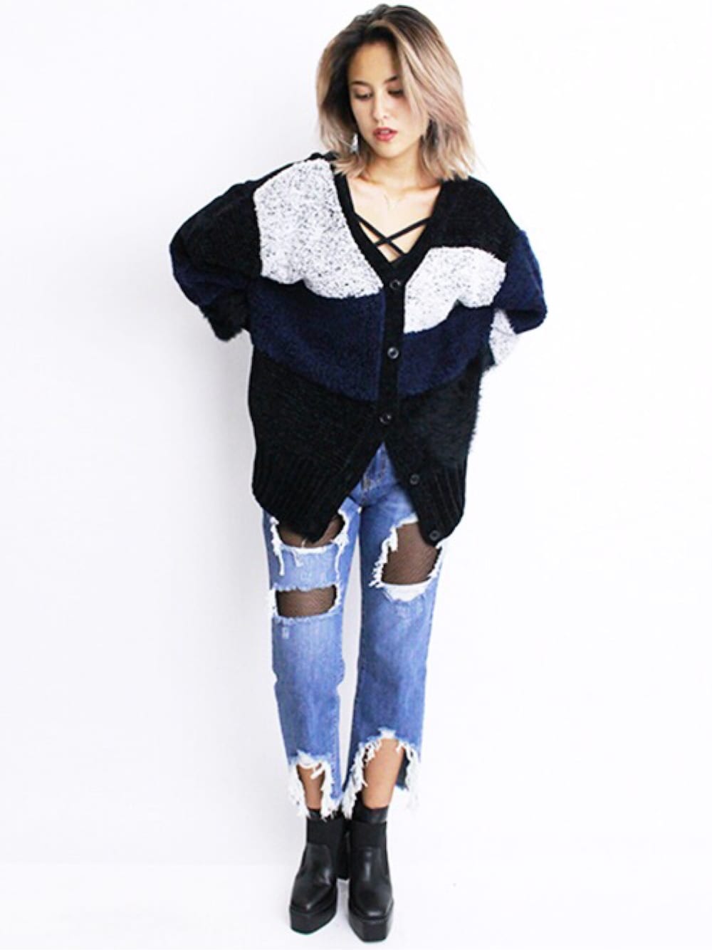 ブラック系のカーディガン/ボレロ、ブルー系のデニムパンツ、ブラック系のキャミソールを着用したレディースの秋コーディネートの1枚目の写真