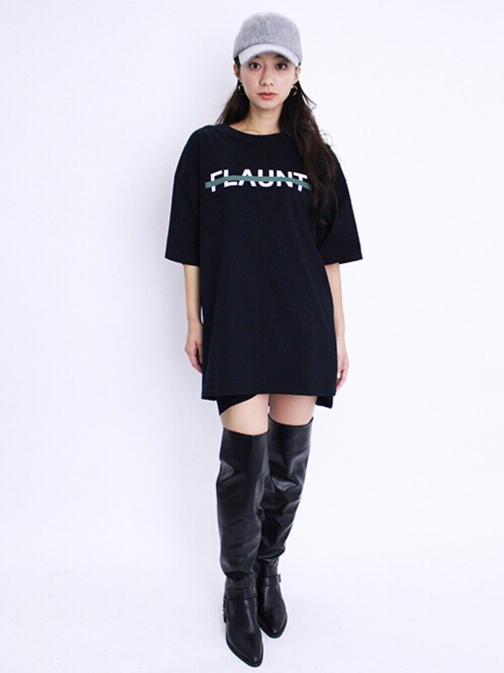 ブラック系のTシャツ/カットソー、ブラック系のスカート、ブラック系のブーツを着用したレディースの秋コーディネートの1枚目の写真