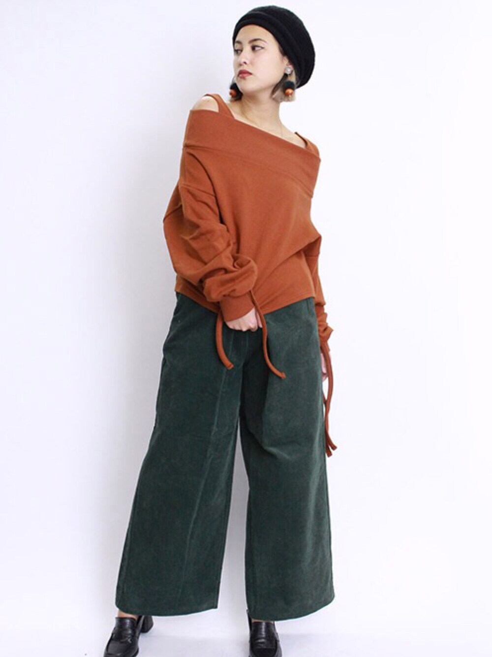 「スウエット、スウェット、ワイドパンツ、オフショル、ベレー帽、コーデュロイ」｜「BARAKのスティックファーイヤリング（イヤリング、グリーン系）」を使った、BARAKさん（レディース・165cm）の冬コーディネートの1枚目の写真