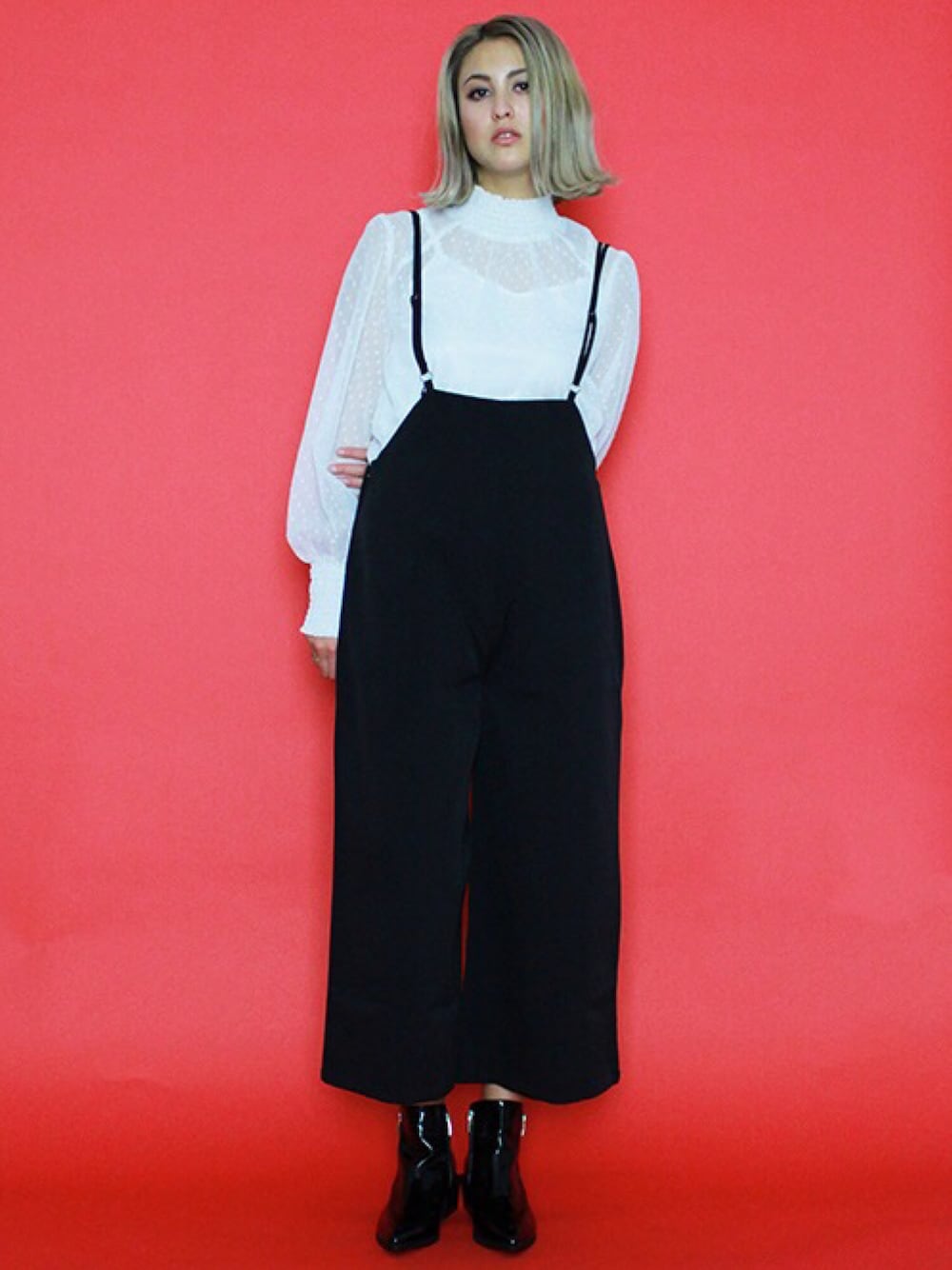 ホワイト系のシャツ/ブラウス、ブラック系のその他パンツ、ブラック系のブーツを着用したレディースの冬コーディネートの1枚目の写真