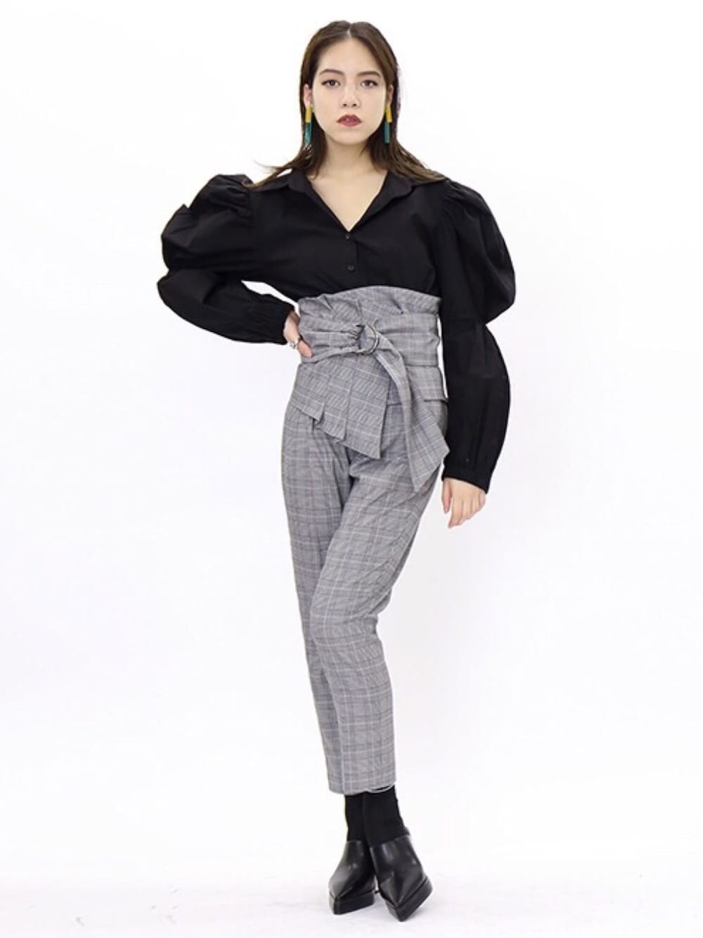 ブラック系のシャツ/ブラウス、ブラック系のスラックス、ブラック系のサンダルを着用したレディースの冬コーディネートの1枚目の写真