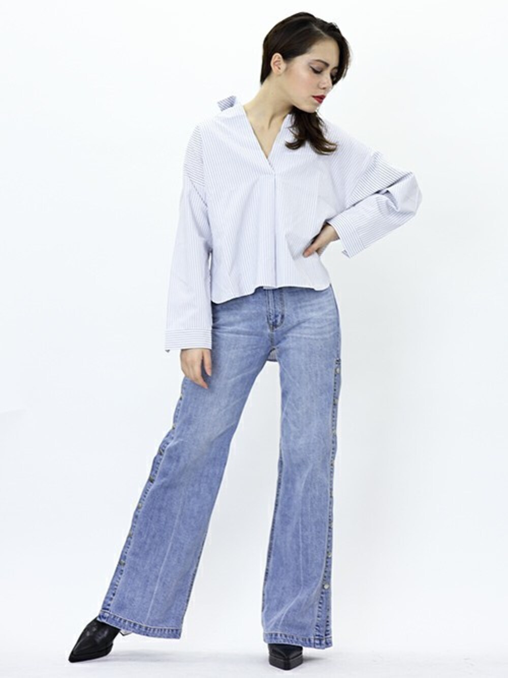 ホワイト系のシャツ/ブラウス、ブルー系のデニムパンツ、ブラック系のサンダルを着用したレディースの春コーディネートの1枚目の写真