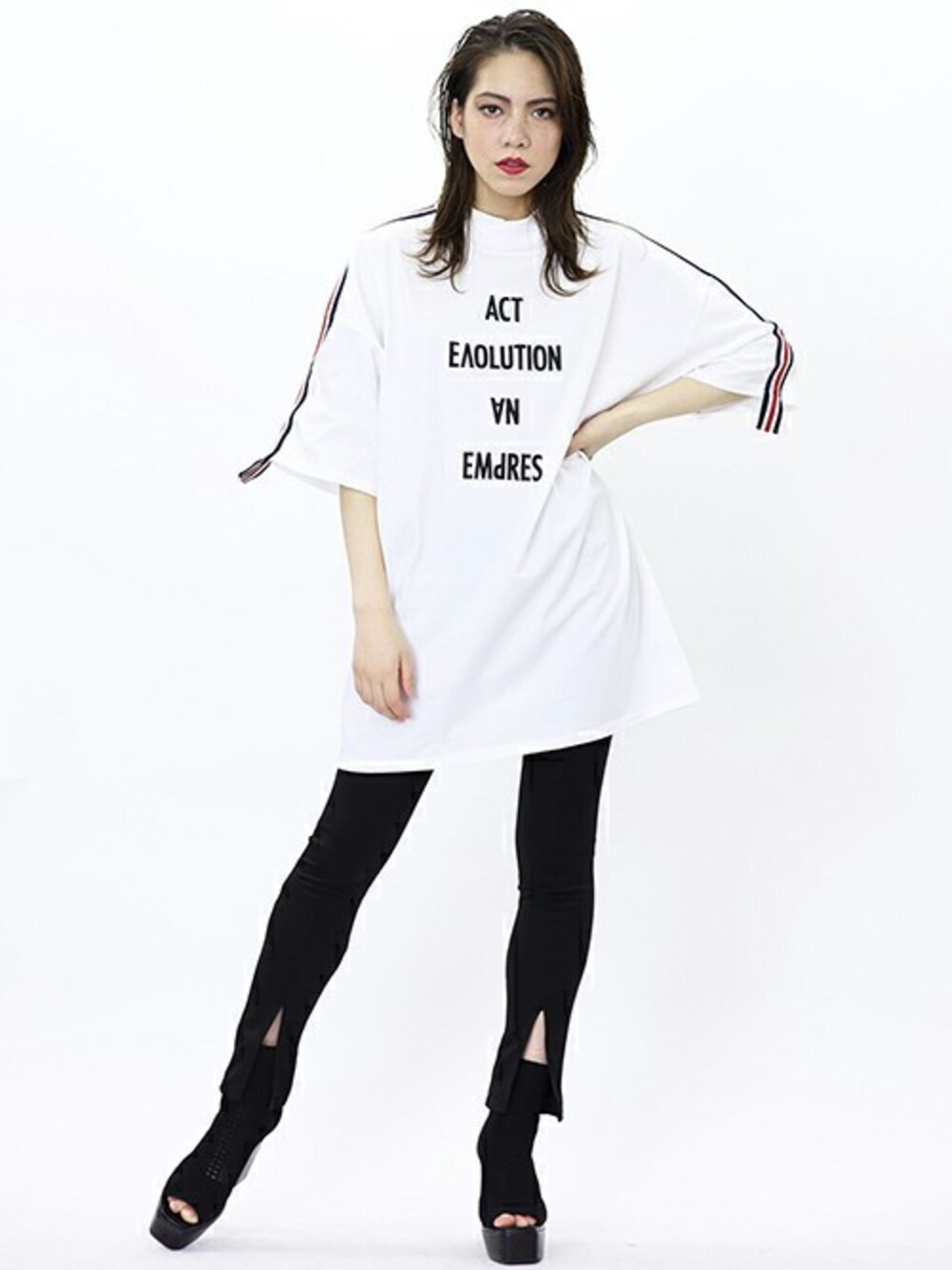 「ロゴT、カジュアル、スポーツミックス、レギパン、Tシャツワンピ、ビッグT、ジャージーパンツ、ピンタック、barak、スリットパンツ」｜「BARAKのラインテープビッグサイズTシャツワンピ（ワンピース、ホワイト系）」を使った、BARAKさん（レディース・165cm）の春コーディネートの1枚目の写真