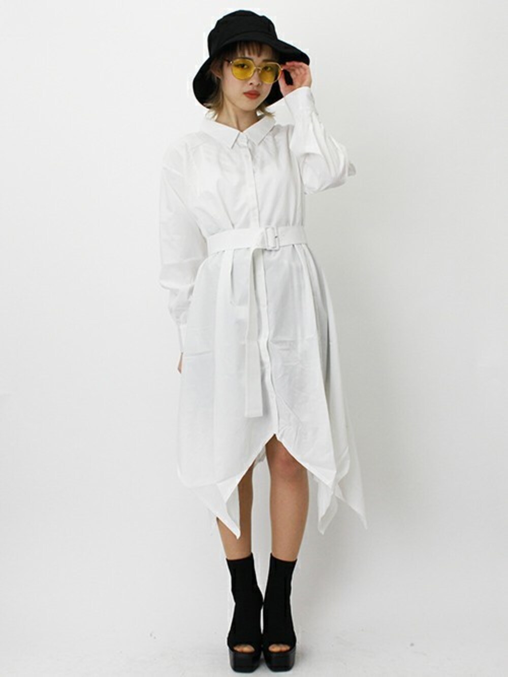 「カジュアル、アシンメトリー、ロングシャツ、２ＷＡＹ、シャツワンピ、バケットハット、カラーサングラス、アシメ、ラウンドサングラス、barak」｜「BARAKの2WAYアシメ抜き襟シャツワンピ（シャツワンピース、ホワイト系）」を使った、BARAKさん（レディース・165cm）の春コーディネートの1枚目の写真