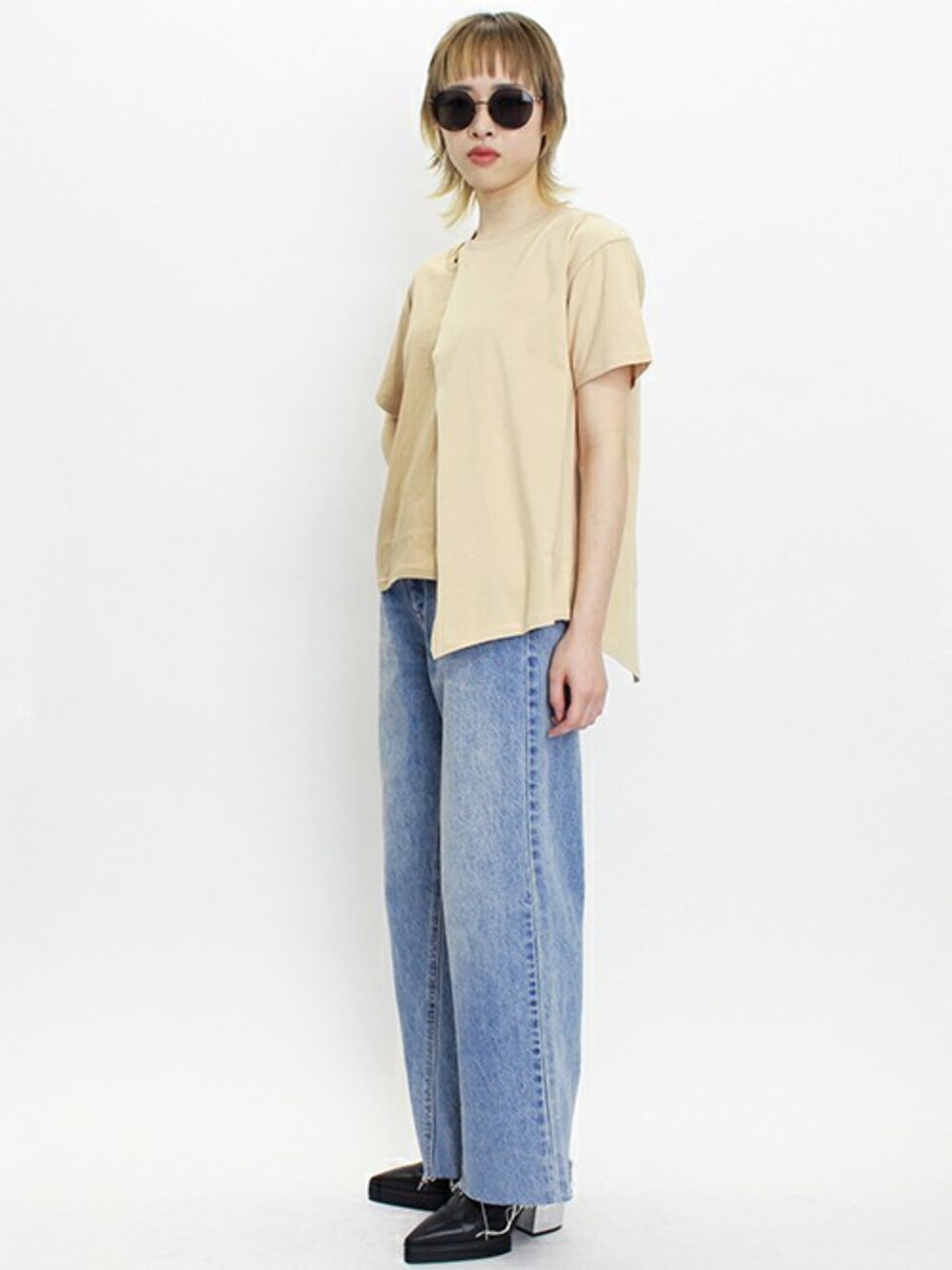 ベージュ系のTシャツ/カットソー、ブルー系のデニムパンツ、ブラック系のサンダルを着用したレディースの春コーディネートの1枚目の写真