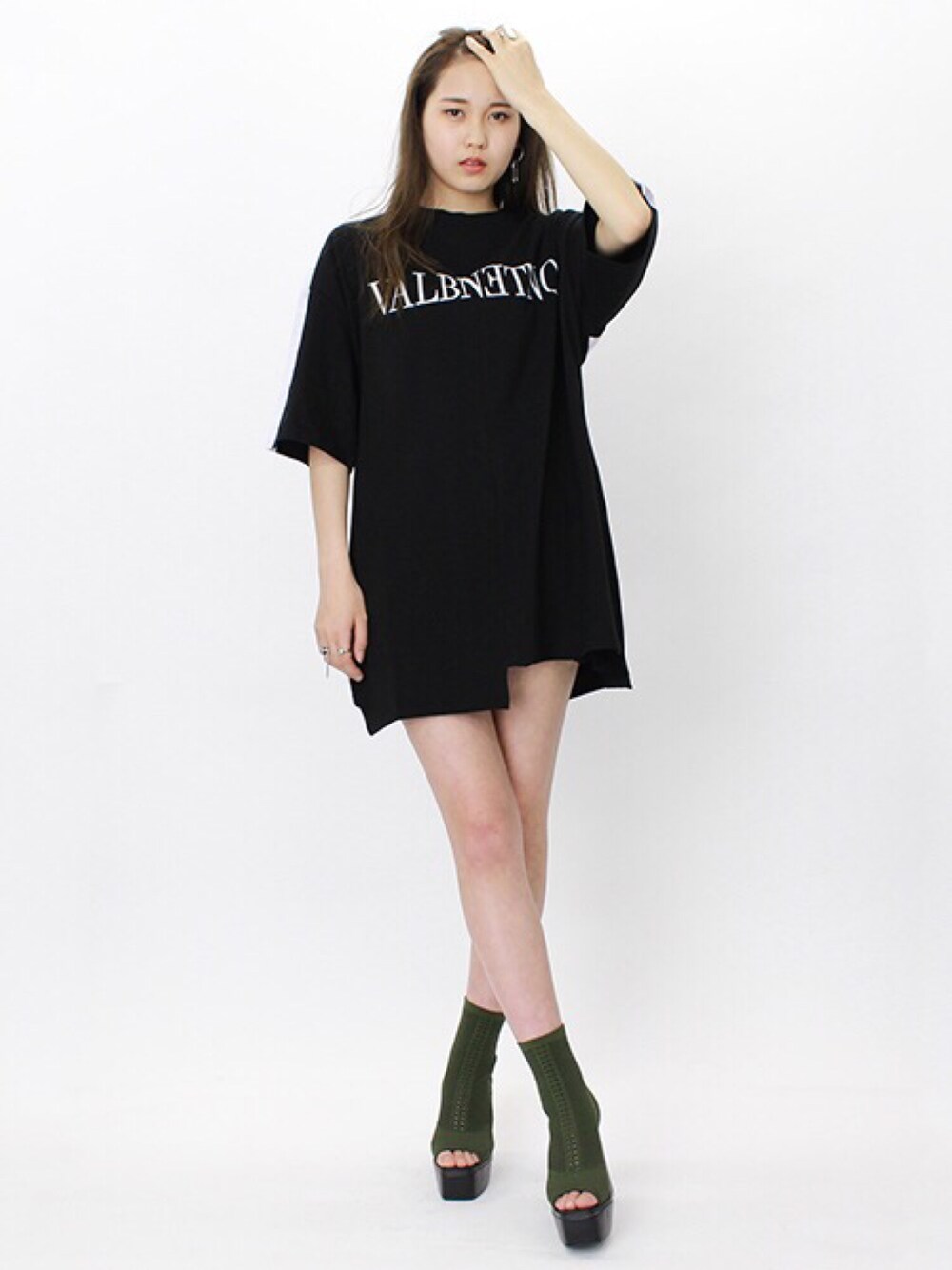 ブラック系のTシャツ/カットソー、グリーン系のブーティを着用したレディースの春コーディネートの1枚目の写真