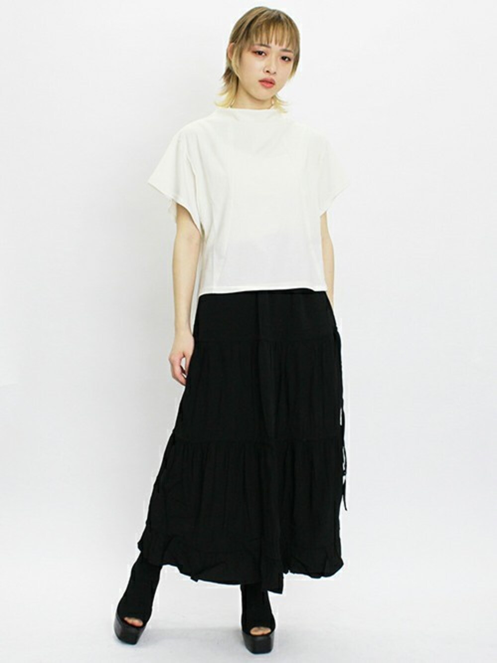 ホワイト系のTシャツ/カットソー、ブラック系のブーティを着用したレディースの春コーディネートの1枚目の写真