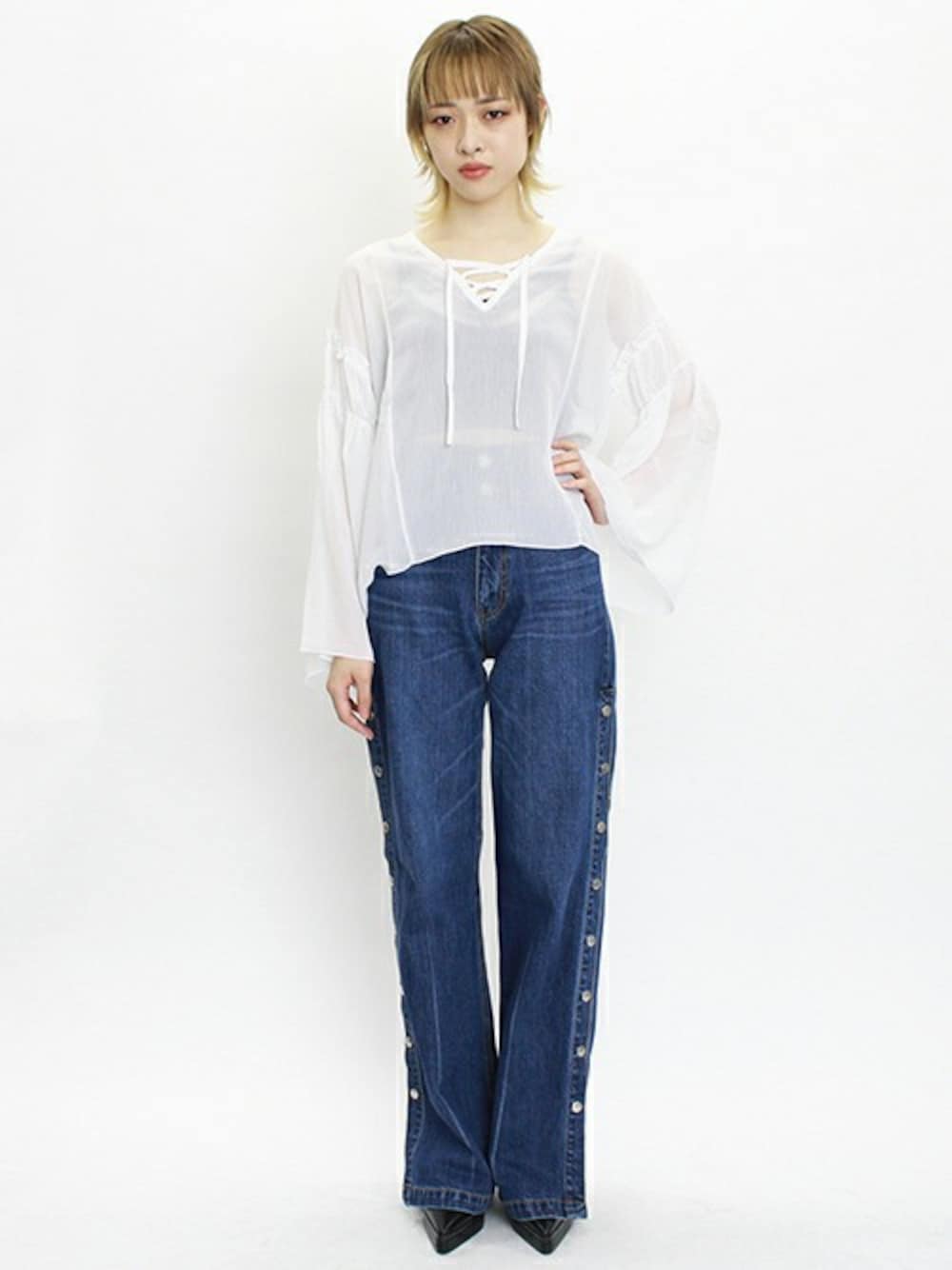 ホワイト系のシャツ/ブラウス、ブルー系のデニムパンツ、ブラック系のサンダルを着用したレディースの春コーディネートの1枚目の写真