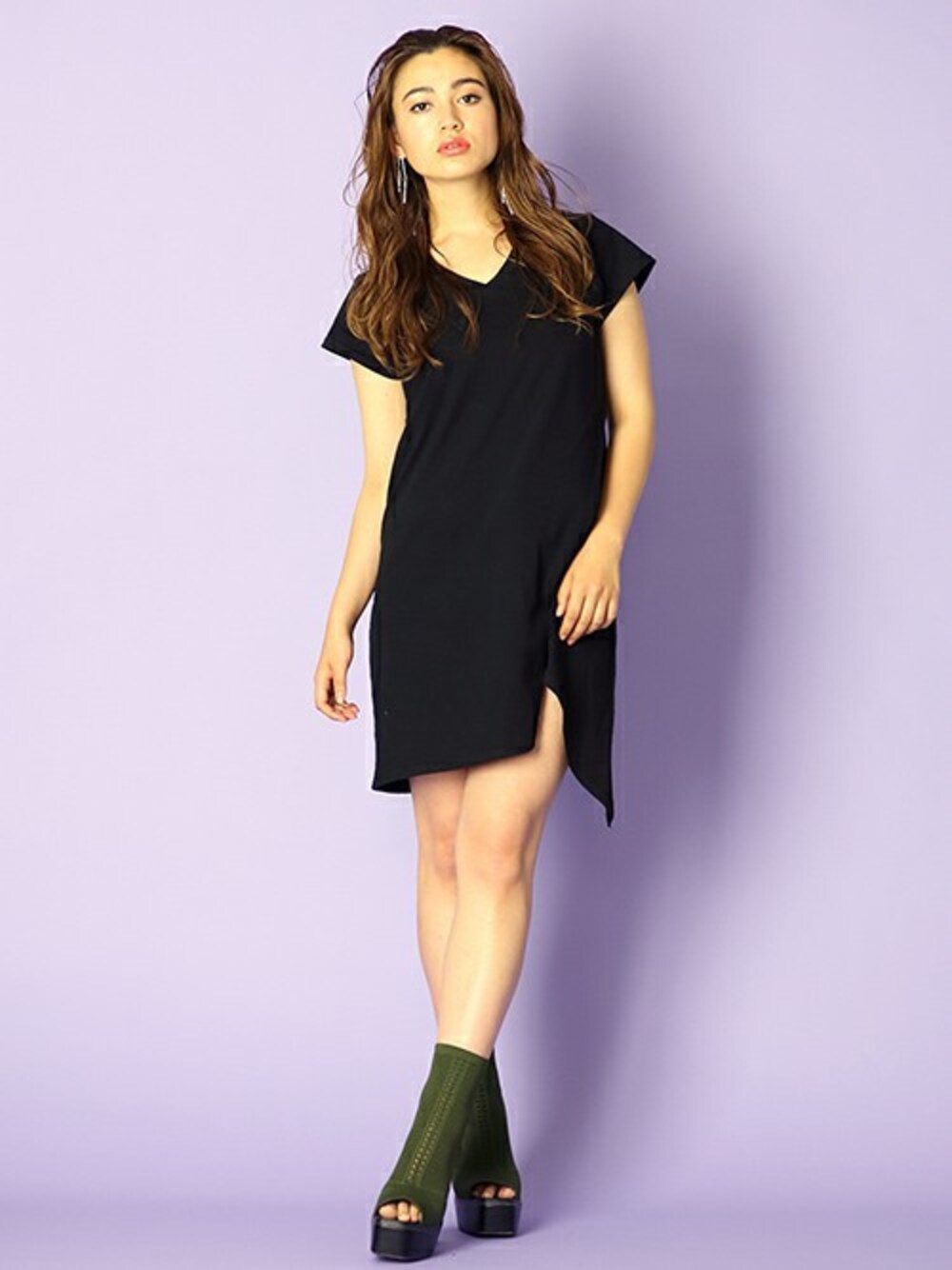 グリーン系のブーティ、ブラック系のワンピース、シルバー系のピアス（両耳用）を着用したレディースの春コーディネートの1枚目の写真