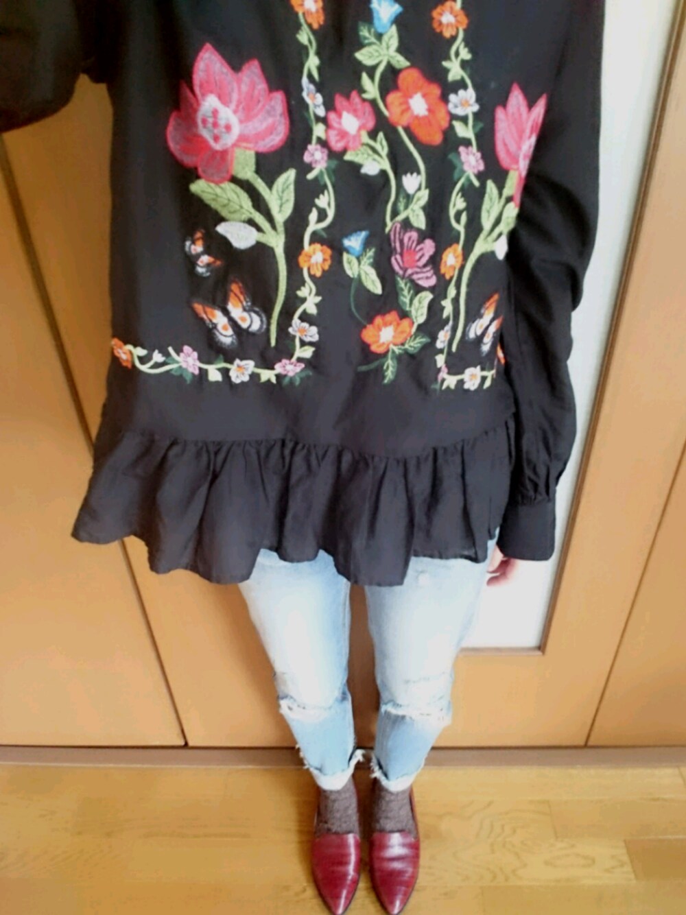 「カジュアルコーデ、花柄、刺繍、刺繍ブラウス、デニム、ダメージデニムパンツ、ママコーデ、fashion、ZARA、ワンティースプーン」｜「ZARAのアイテム（シャツ/ブラウス、ブラック系）」を使った、punyoさん（レディース・153cm）の冬コーディネートの1枚目の写真