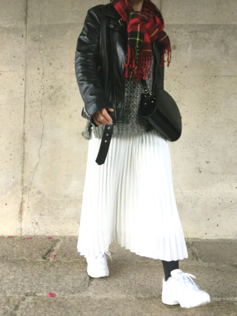「あけましておめでとうございます！、白いスニーカー、ライダースジャケット、低身長、アラフォー」｜「JOURNAL STANDARDのシープレザーライダースブルゾン◆（ライダースジャケット、ブラック系）」を使った、MAKIさん（レディース・155cm）の冬コーディネートの1枚目の写真