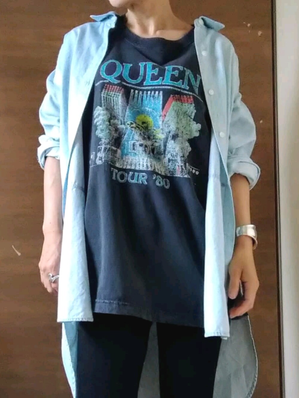 「オトナカジュアル、シンプル、夏だ！Tシャツ着よう！、ロゴT、ロックTシャツ、低身長、低身長コーデ」｜「UNIQLOのロングシャツ（長袖）（シャツ/ブラウス、ブルー系）」を使った、MAKIさん（レディース・155cm）の夏コーディネートの1枚目の写真