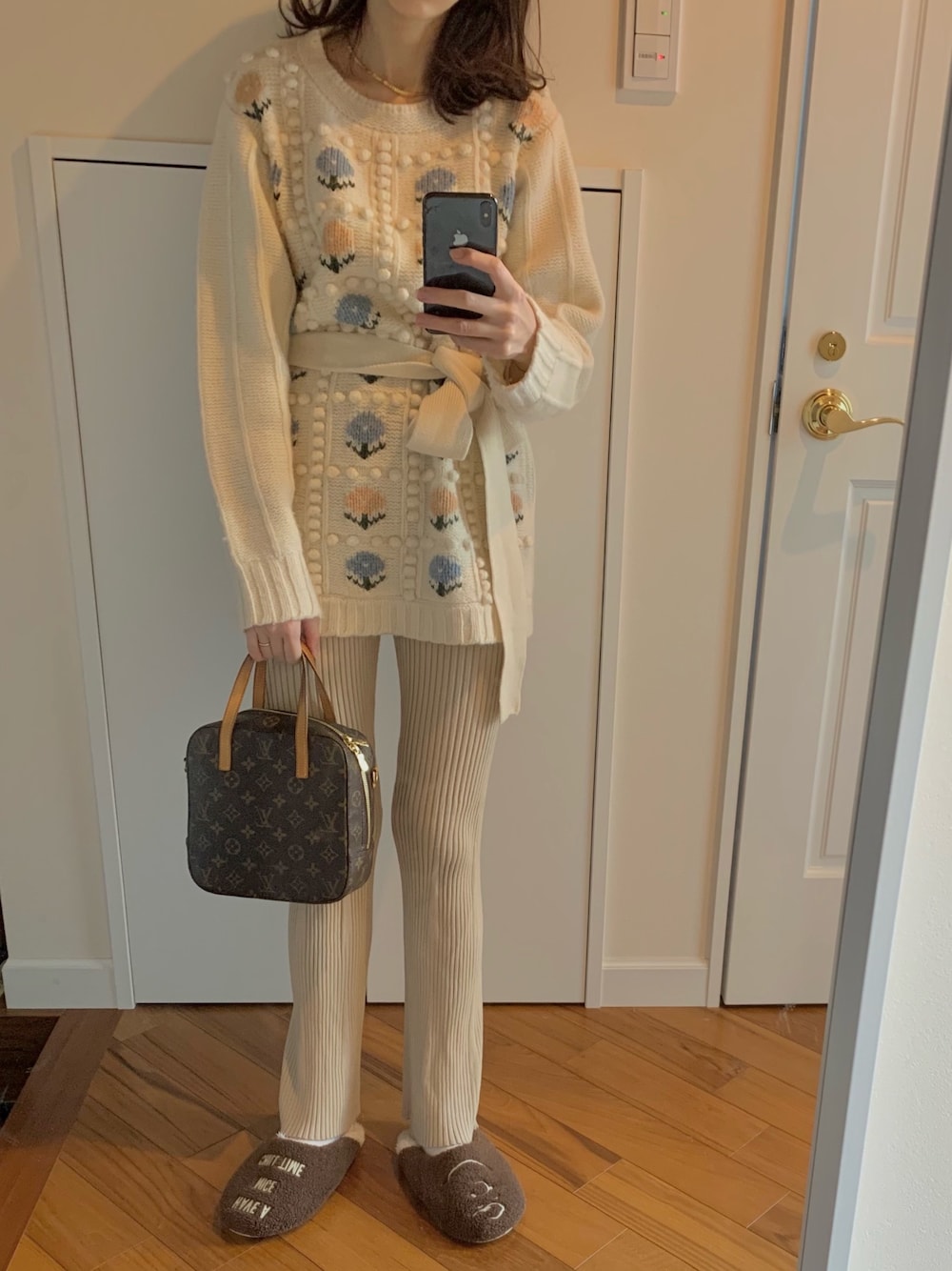 「パンツスタイル、カジュアル、ベージュ、春カラー、ホワイトコーデ、LouisVuitton、Verybrain 、moussy」｜「Verybrainのアイテム（ニット/セーター、ホワイト系）」を使った、makikoさん（レディース・163cm）の冬コーディネートの1枚目の写真