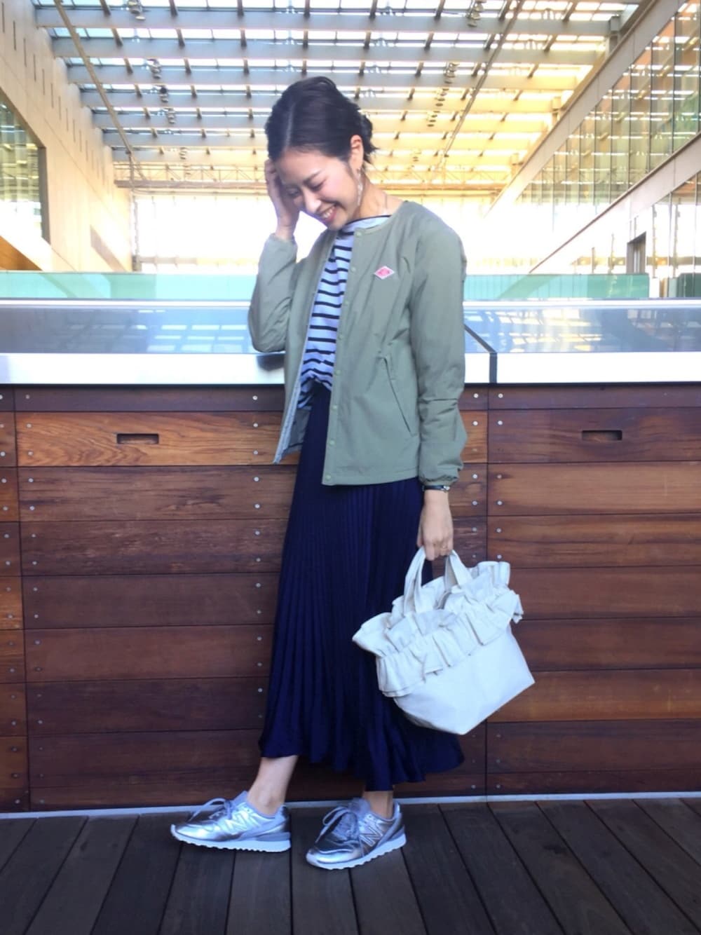 「オトナカジュアル、シンプルコーデ、プチプラコーデ、outfit、ciaopanicTYPY、チャオパニックティピー(CIAOPANIC TYPY)、New Balance、プリーツスカート、ボーダートップス」｜「CIAOPANIC TYPYのボーダーBIGTEE（Tシャツ/カットソー、ホワイト系）」を使った、arisa_TYPY本部staffさん（レディース・163cm）の冬コーディネートの1枚目の写真