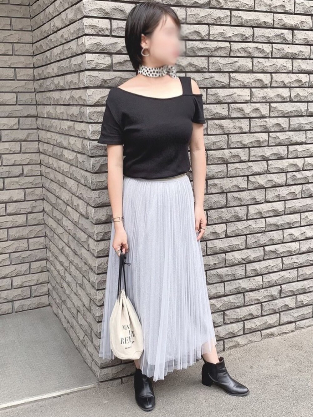 「スカーフ、レオパード、ワンショルダー、フレアスカート、ショートブーツ、巾着バッグ、オトナカジュアル、ootd、低身長、ショートヘア」｜「INGNIのアイテム（ファッション雑貨、ホワイト系）」を使った、t.rik0さん（レディース・152cm）の秋コーディネートの1枚目の写真
