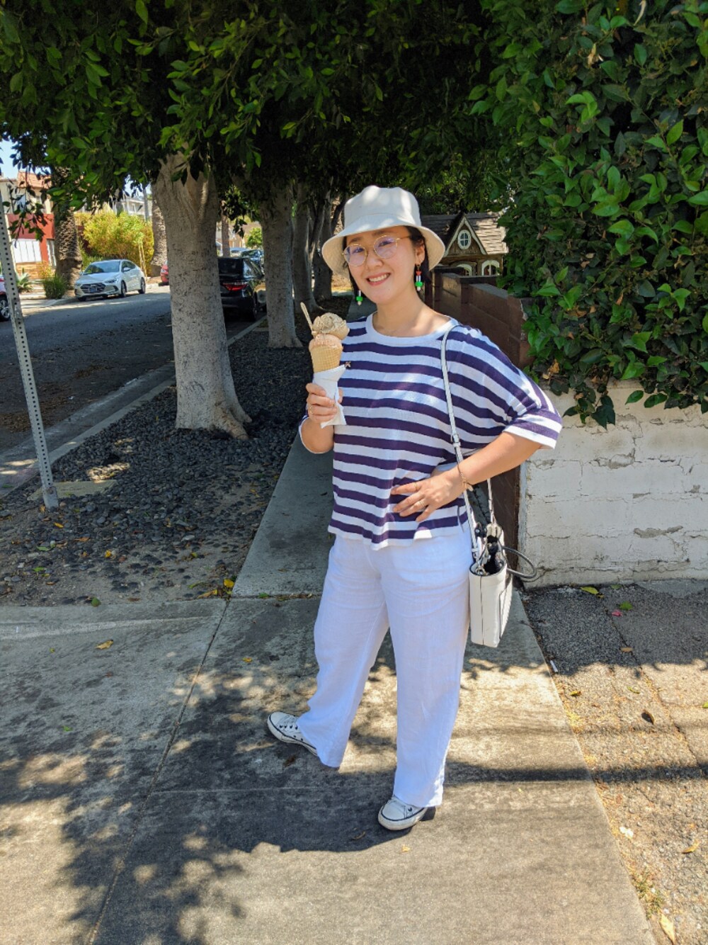 「stripes、white、BUCKET HAT、buckethat、summer、linen、linenpants、navy blue 、navy stripes、comfortable」｜「madewellのアイテム（ハット、ベージュ系）」を使った、Ayakoさん（レディース・155cm）の夏コーディネートの1枚目の写真