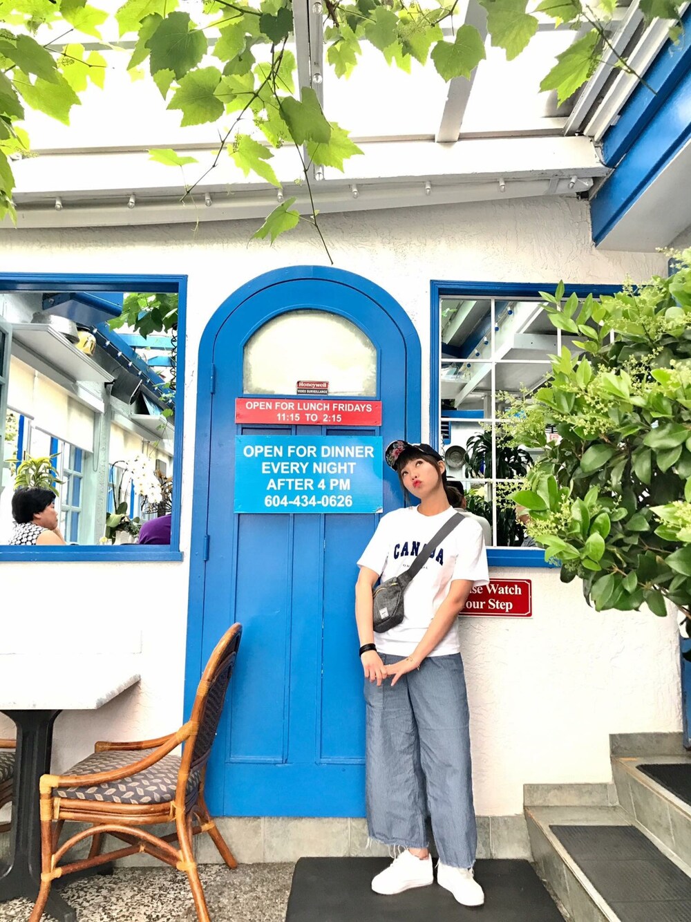 「girl、ootd、outfit、Tshirts、blue and white、CAP、vancouver、canada」｜「ZARAのアイテム（スニーカー、ホワイト系）」を使った、Diệu Kimさん（レディース・161cm）の秋コーディネートの1枚目の写真