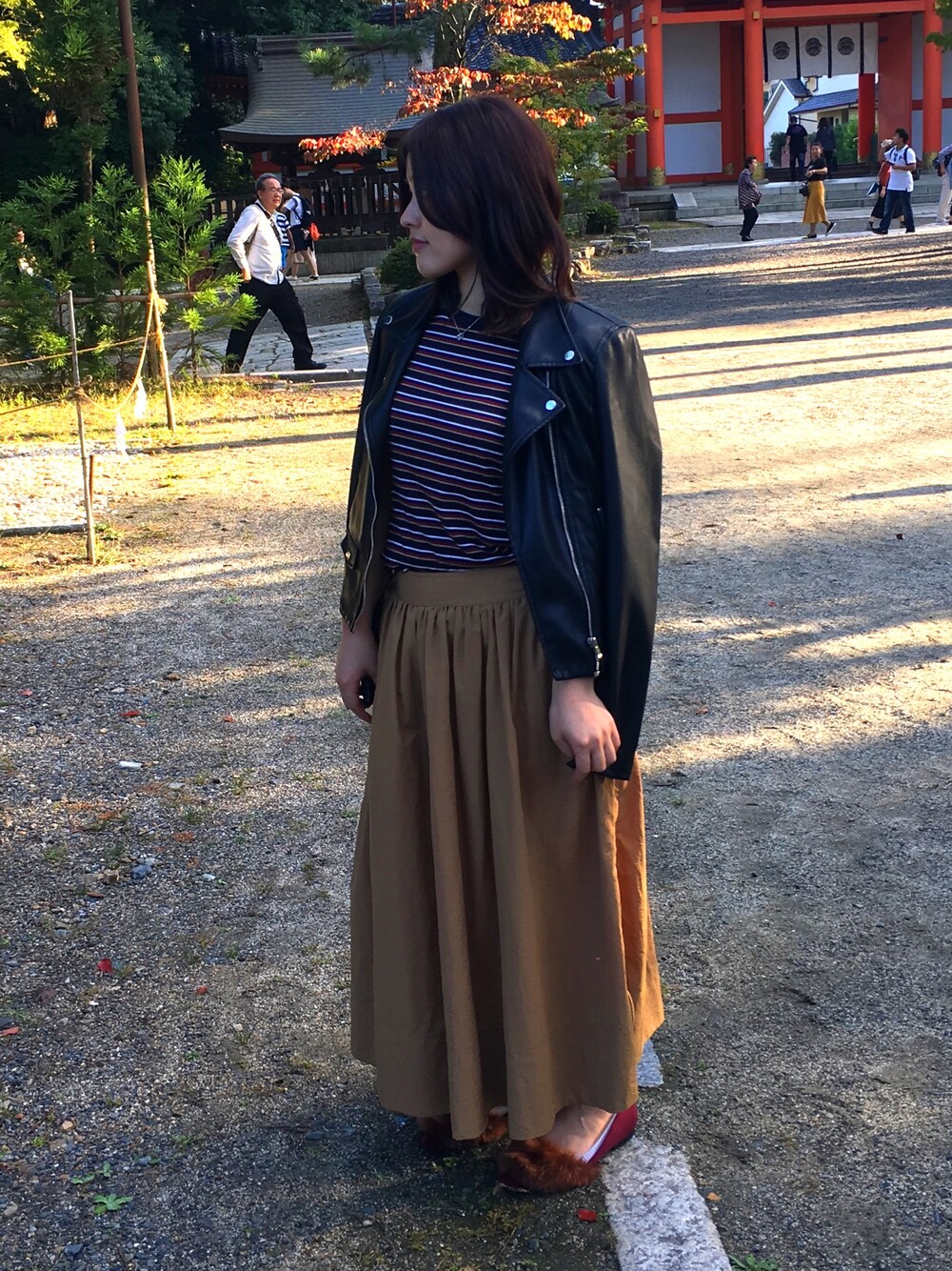 ブルー系のTシャツ/カットソー、ブラウン系のスカート、レッド系のパンプスを着用したレディースの秋コーディネートの1枚目の写真