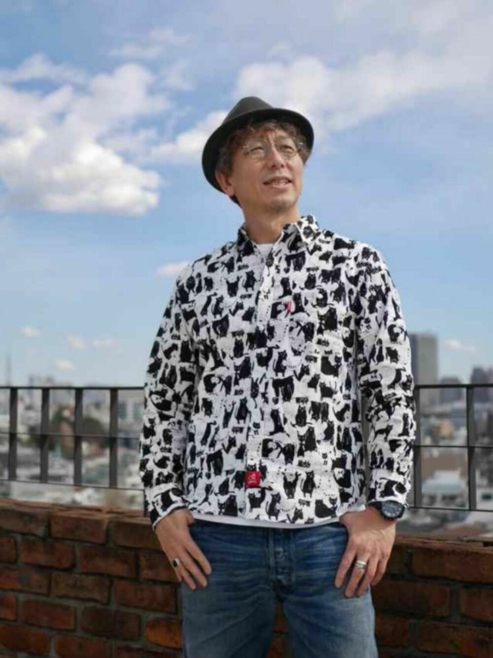 「大人カジュアル、休日スタイル、オールドサマー、oldsummer、alohacasual、シンプル、モノトーン、アメカジ、ネコ」｜「OldSUmmerのアイテム（シャツ/ブラウス、ホワイト系）」を使った、JUNさん（メンズ・176cm）の秋コーディネートの1枚目の写真