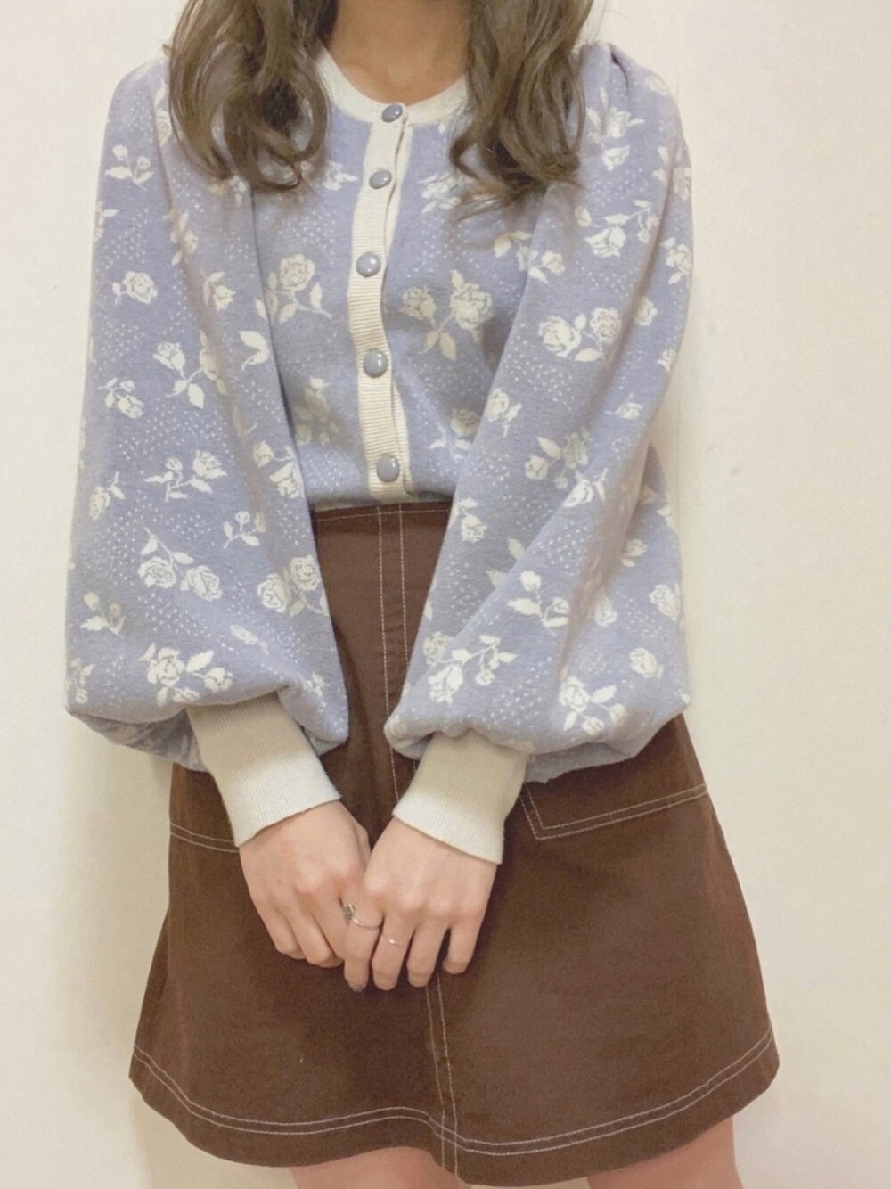 「低身長、お洒落さんとつながりたい、くすみブルー、ブラウンコーデ、ブラウン、ナイスクラップ、nice claup、ガーリー」｜「one after another NICE CLAUPのローズ配色カーディガン（カーディガン/ボレロ、ブルー系）」を使った、Naruさん（レディース・155cm）の冬コーディネートの1枚目の写真