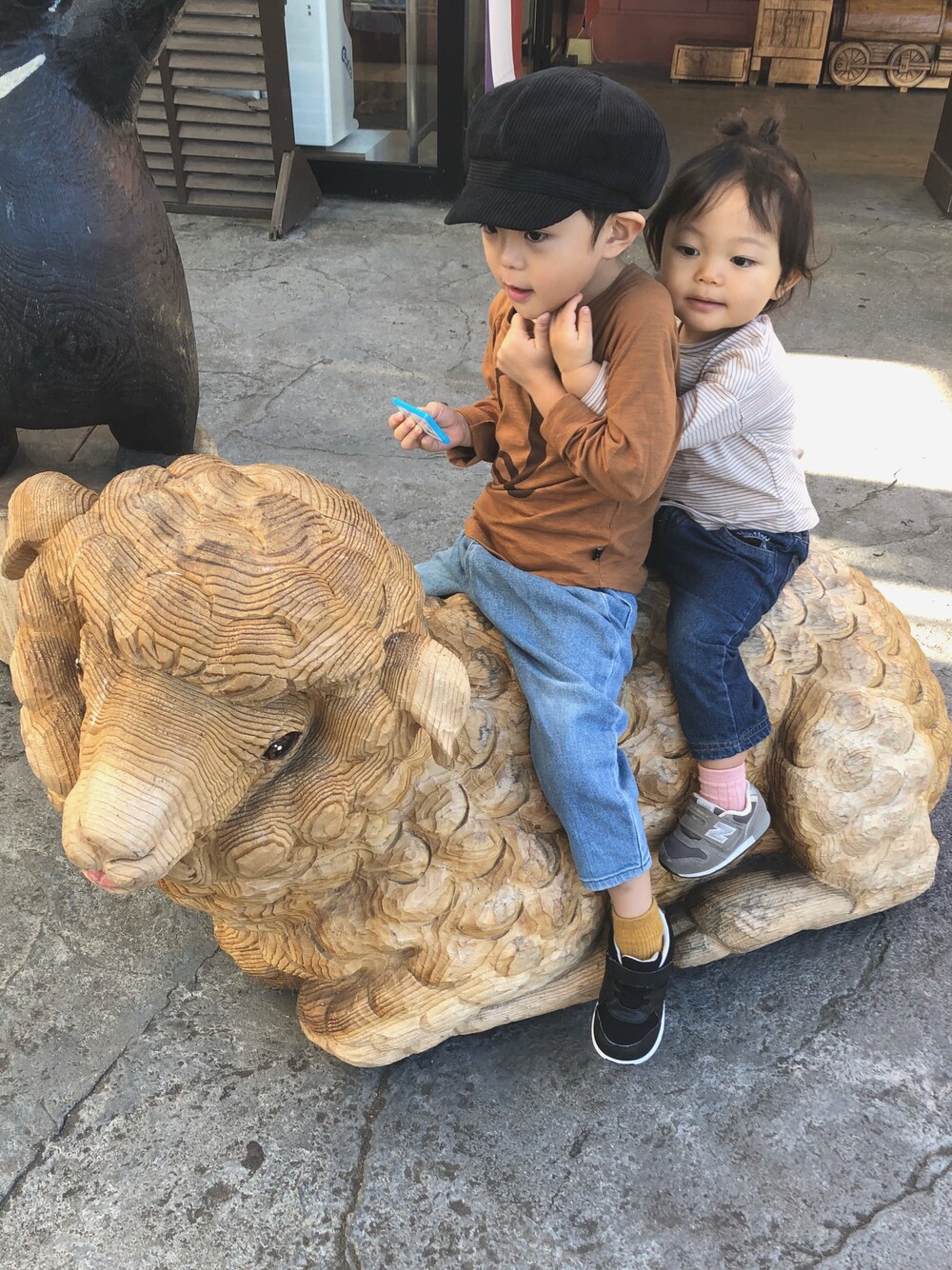 「キッズコーデ、男の子、女の子、キャップ、4歳、2歳、デニム、秋のコーデ、スニーカー、公園スタイル」｜「Birthdayのアイテム（Tシャツ/カットソー、ブラウン系）」を使った、hfさん（キッズ・90cm）の秋コーディネートの1枚目の写真