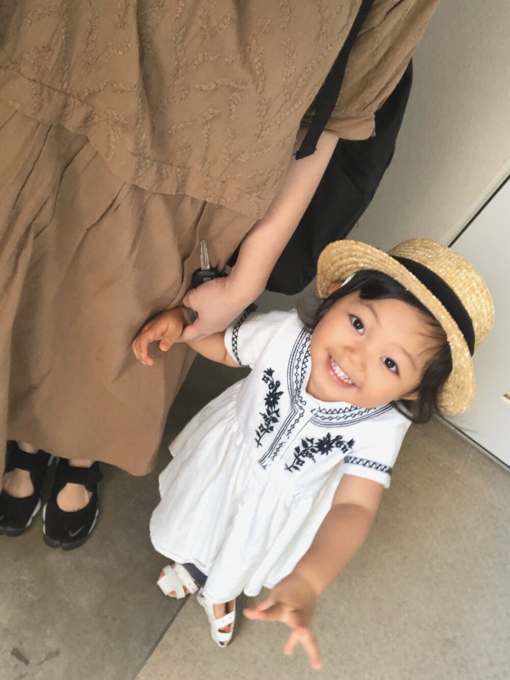 「刺繍ワンピース、親子コーデ、ワンピース、エアリフト、女の子コーデ、西松屋、カンカン帽、プチプラコーデ、2歳、おしゃれさんと繋がりたい」｜「studio CLIPの【WEB限定販売】リーフ刺繍切り替えワンピース（ワンピース、ベージュ系）」を使った、hfさん（キッズ・90cm）の春コーディネートの1枚目の写真