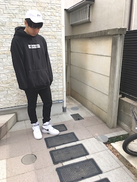 「STUSSY（ステューシー）のアイテム（キャップ、ホワイト系）」を使った、次郎丸 浩之さん（メンズ・169cm）の冬コーディネート