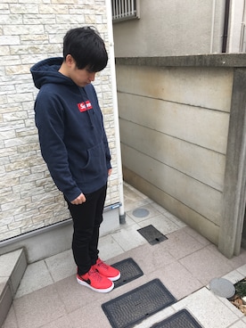 「Supreme （シュプリーム）のアイテム（パーカー、ブルー系）」を使った、次郎丸 浩之さん（メンズ・169cm）の冬コーディネート