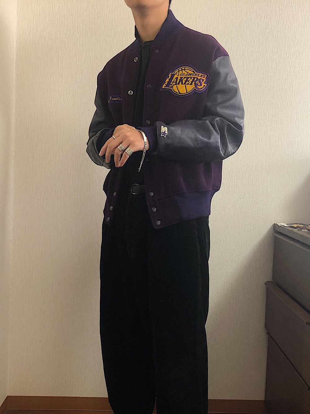 「古着、古着男子、古着好きな人と繋がりたい、おしゃれさんと繋がりたい」｜「usedのアイテム（スタジャン、パープル系）」を使った、takaさん（メンズ・180cm）の春コーディネートの1枚目の写真