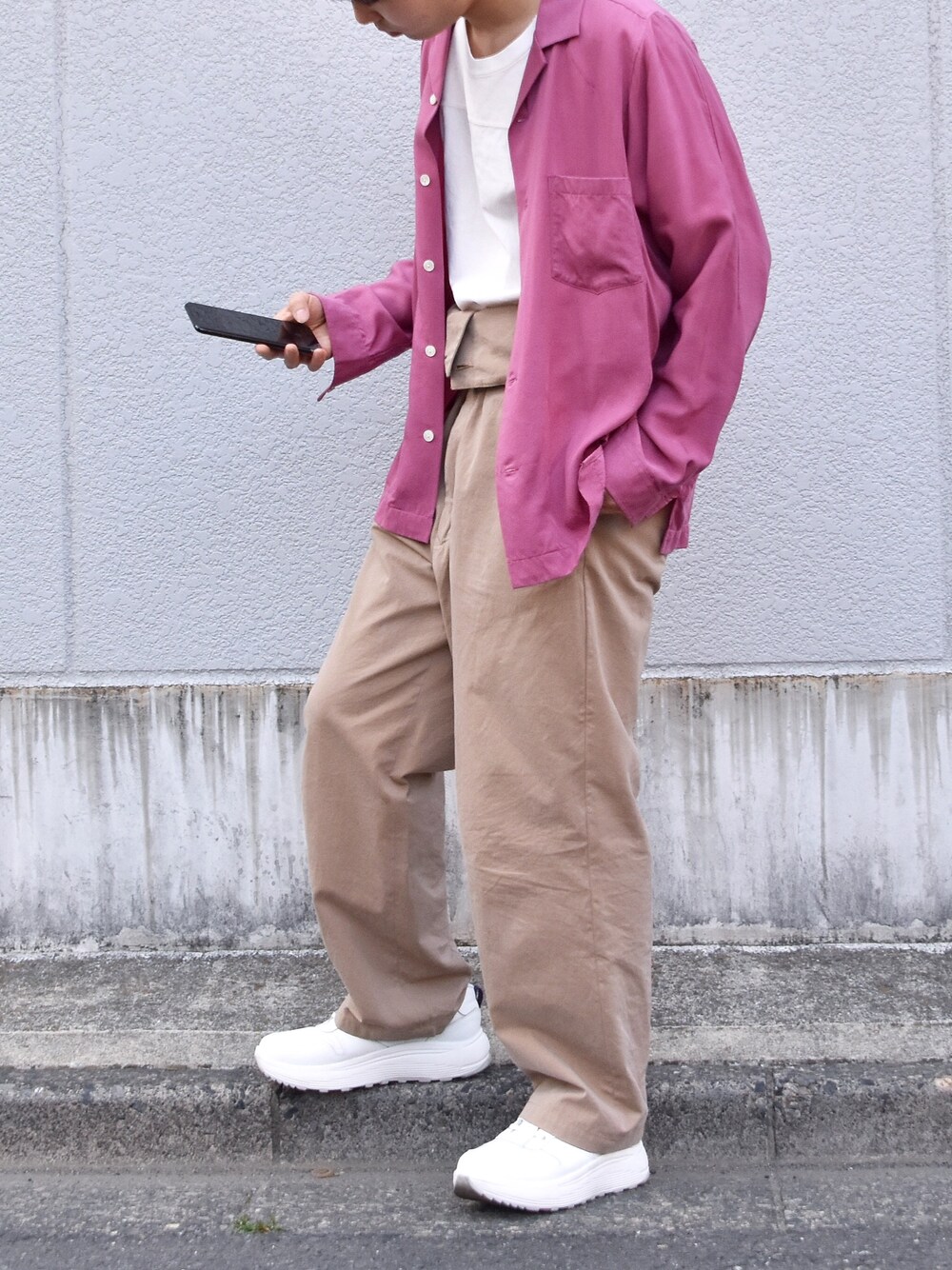「春、きれいめカジュアル、スニーカーコーデ、大学生、ビックシルエット、キレイめ」｜「Name.のアイテム（シャツ/ブラウス、ピンク系）」を使った、Sさん（メンズ・170cm）の春コーディネートの1枚目の写真