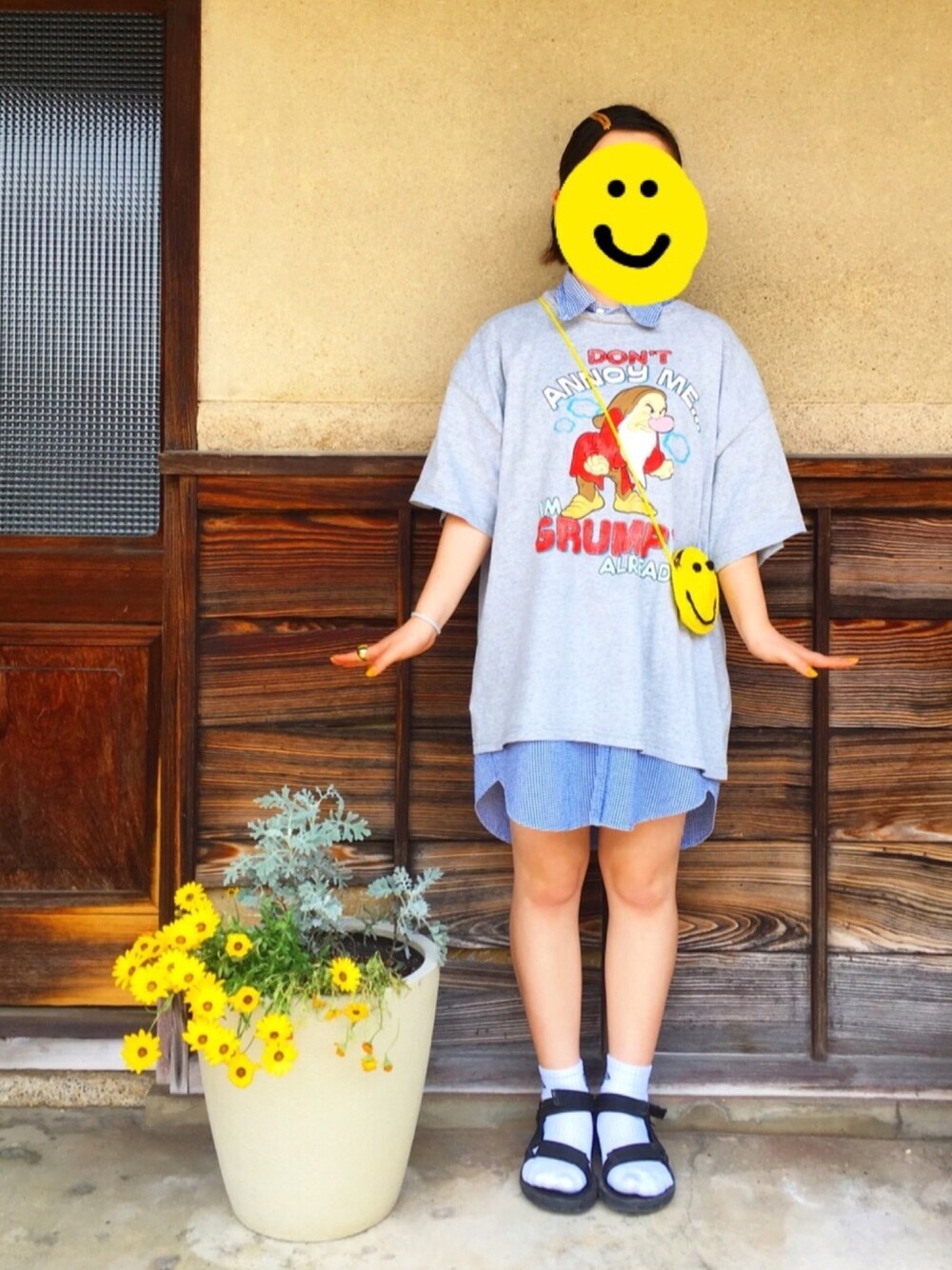 「カジュアルコーデ、春コーデ、低身長、古着、古着女子、ニコちゃん、サンダル、Tシャツ」｜「Tevaのアイテム（サンダル、ブラック系）」を使った、由羽さん（レディース・150cm）の春コーディネートの1枚目の写真