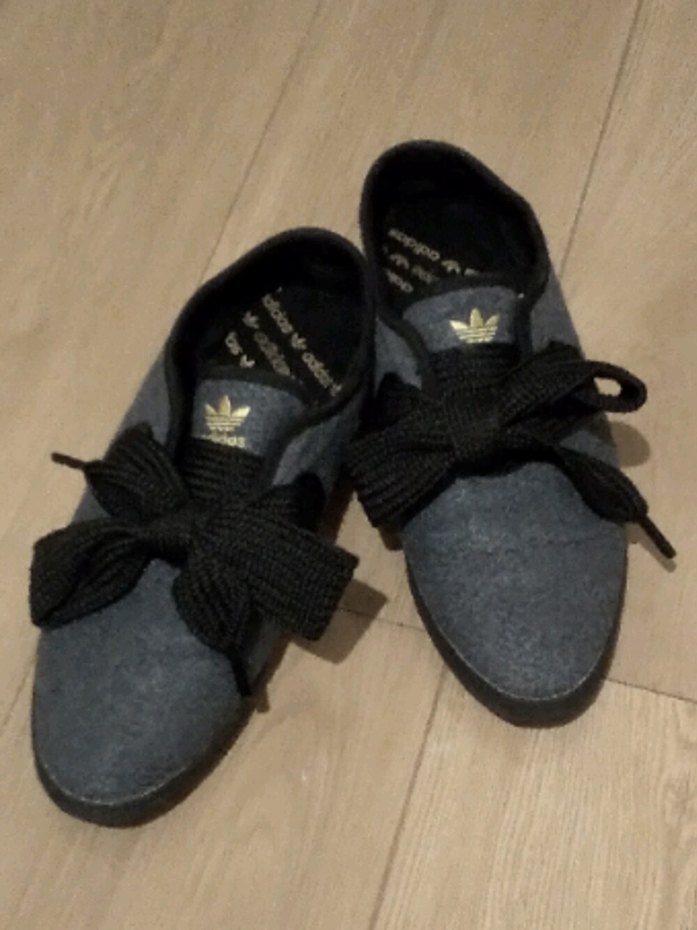 「adidasのアイテム（ドレスシューズ、グレー系）」を使った、lune39さん（レディース・160cm）の秋コーディネートの1枚目の写真
