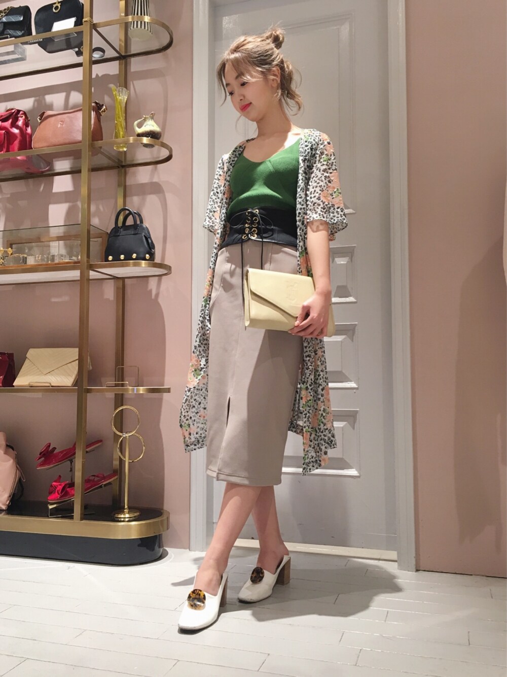 「Lily Brown、Lilybrown、休日スタイル、カジュアルコーデ、オトナ女子、レオパード、ガウン、ootd、オトナカジュアル」｜「LILY BROWNのアイテム（ワンピース/ドレス、ベージュ系）」を使った、erina sumitomoさん（レディース・168cm）の春コーディネートの1枚目の写真