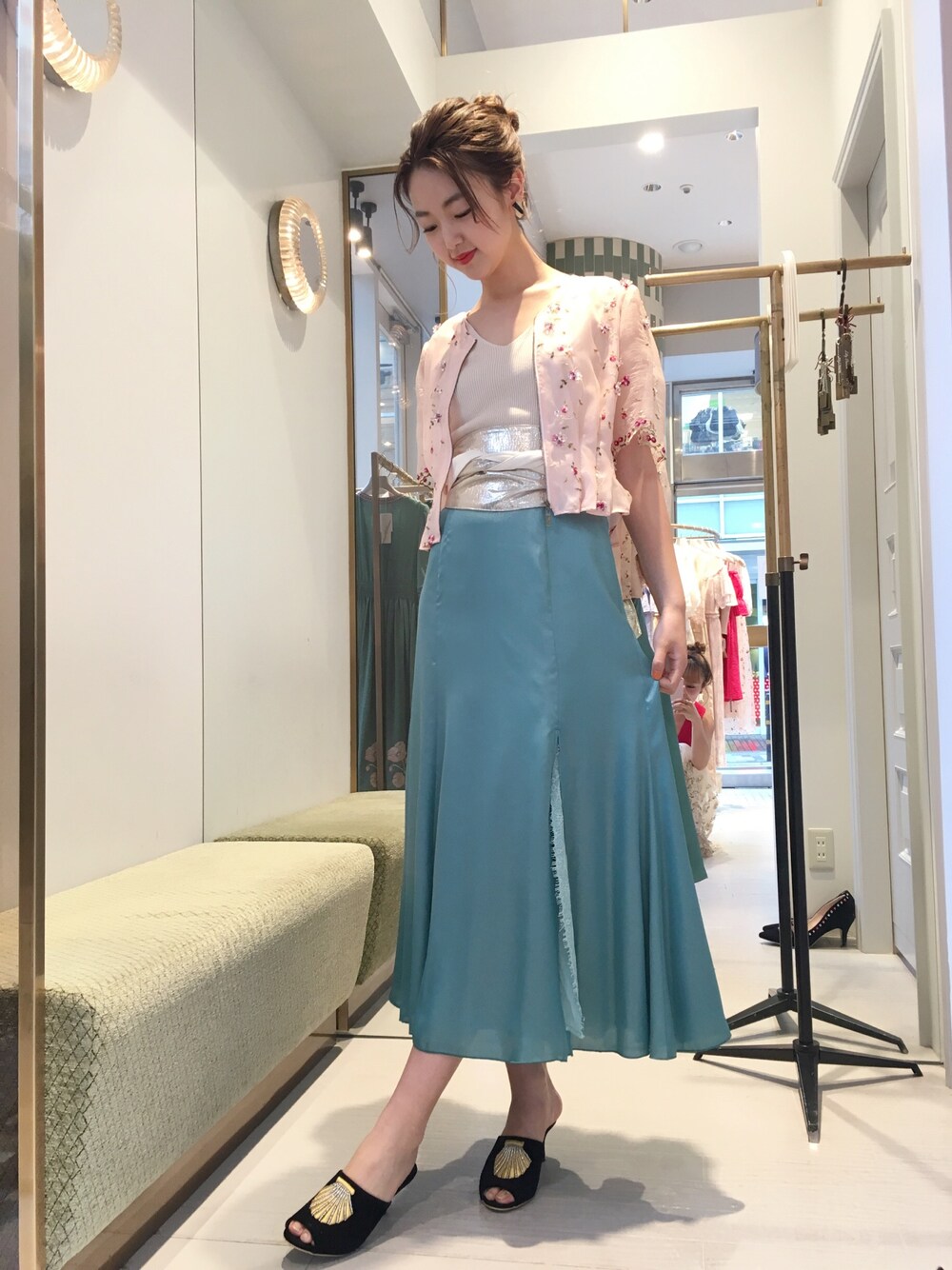 「Lily Brown、Lilybrown、ブルゾン、刺繍、スカート、きれいめカジュアル、outfit、ぺプラムトップス」｜「LILY BROWNのアイテム（ブルゾン、ピンク系）」を使った、erina sumitomoさん（レディース・168cm）の春コーディネートの1枚目の写真