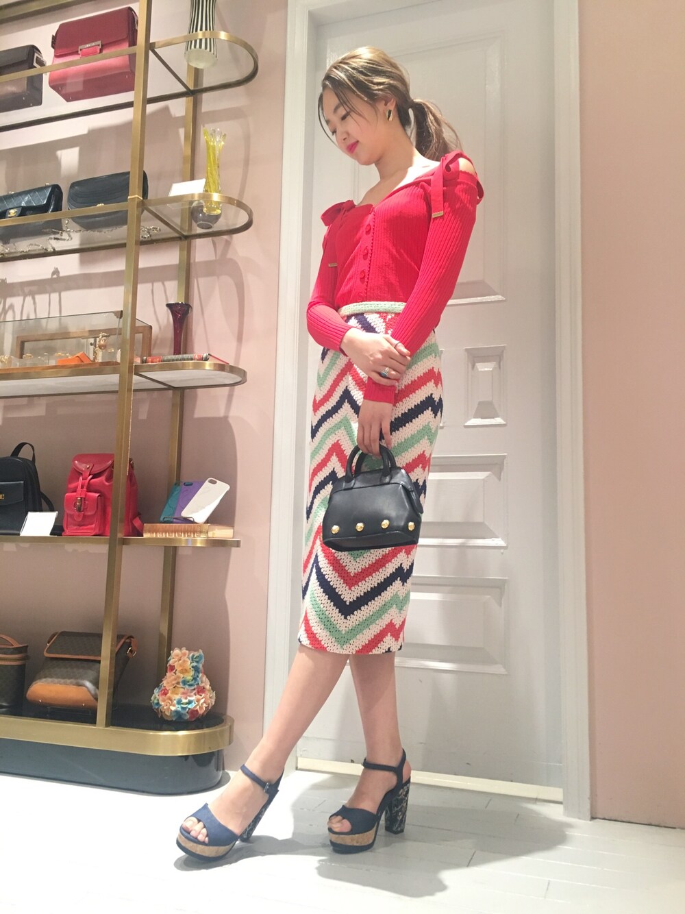 「Lily Brown、Lilybrown、スタッフコーデ、休日スタイル、カジュアルコーデ、オフショル、ガーリー、赤」｜「LILY BROWNのアイテム（トップス、レッド系）」を使った、erina sumitomoさん（レディース・168cm）の春コーディネートの1枚目の写真