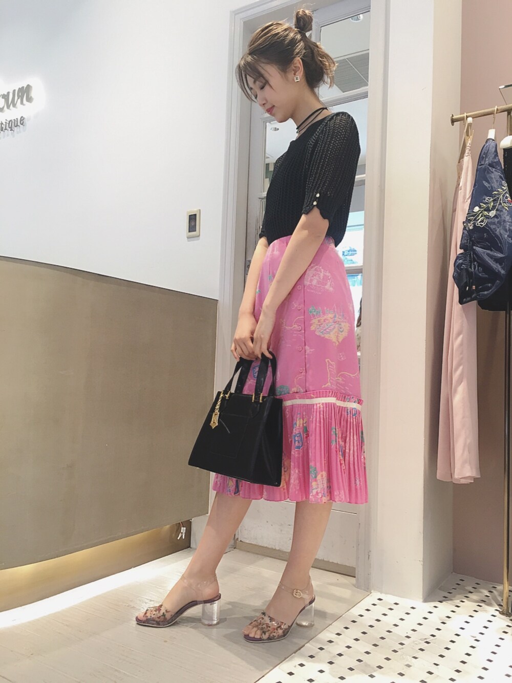 「Lily Brown、Lilybrown、柄スカート、ピンク、ヴィンテージ、夏コーデ」｜「LILY BROWNのアイテム（トップス、ブラック系）」を使った、erina sumitomoさん（レディース・168cm）の夏コーディネートの1枚目の写真