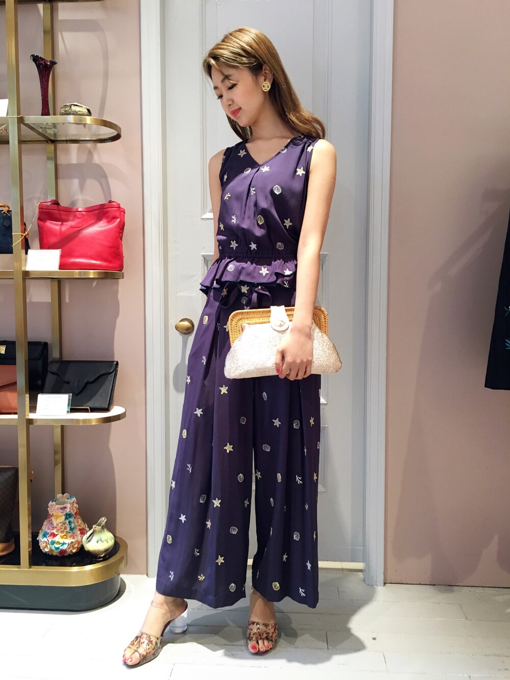 「Lily Brown、Lilybrown、リリーブラウン、セットアップ、シェル、刺繍、ワイドパンツ、オトナカジュアル、クラッチバッグ、ラメ」｜「LILY BROWNのシェル柄刺繍トップス（タンクトップ、ブルー系）」を使った、erina sumitomoさん（レディース・168cm）の夏コーディネートの1枚目の写真