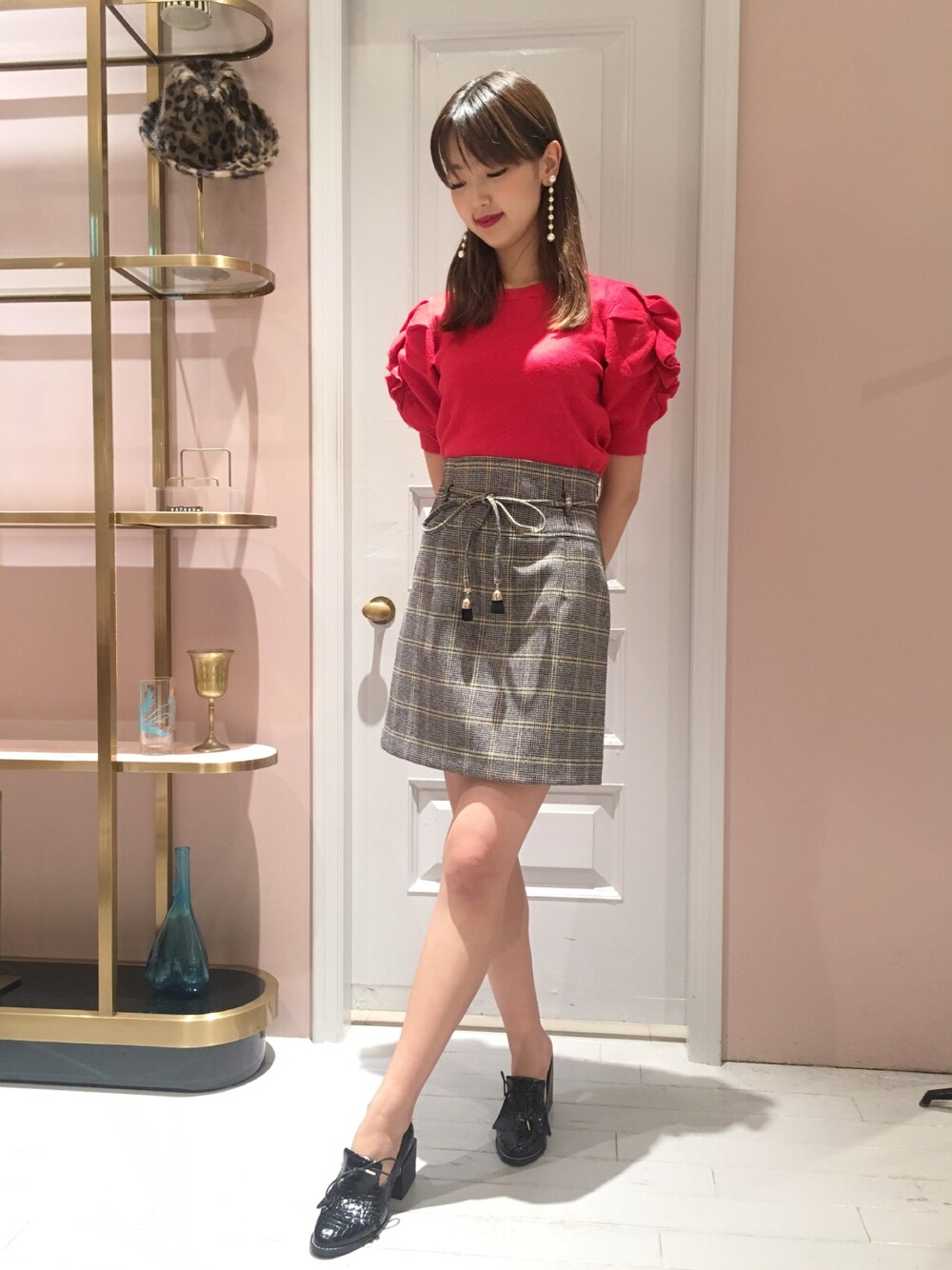 「Lily Brown、Lilybrown、チェックスカート、パワーショルダー、秋コーデ、休日スタイル、大人カジュアル」｜「LILY BROWNのパワーショルダーニットプルオーバー（ニット/セーター、レッド系）」を使った、erina sumitomoさん（レディース・168cm）の秋コーディネートの1枚目の写真