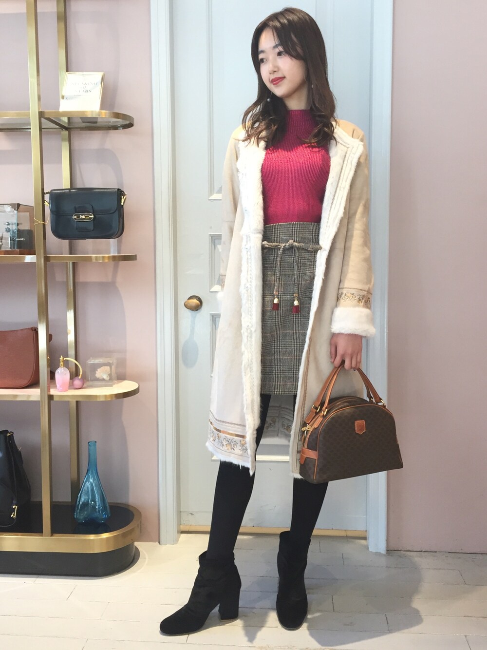 「Lily Brown、Lilybrown、大人カジュアル、休日スタイル、ムートンコート、チェックスカート、台形ｽｶｰﾄ」｜「LILY BROWNの刺繍ムートンコート（ジャケット/アウター、その他）」を使った、erina sumitomoさん（レディース・168cm）の冬コーディネートの1枚目の写真