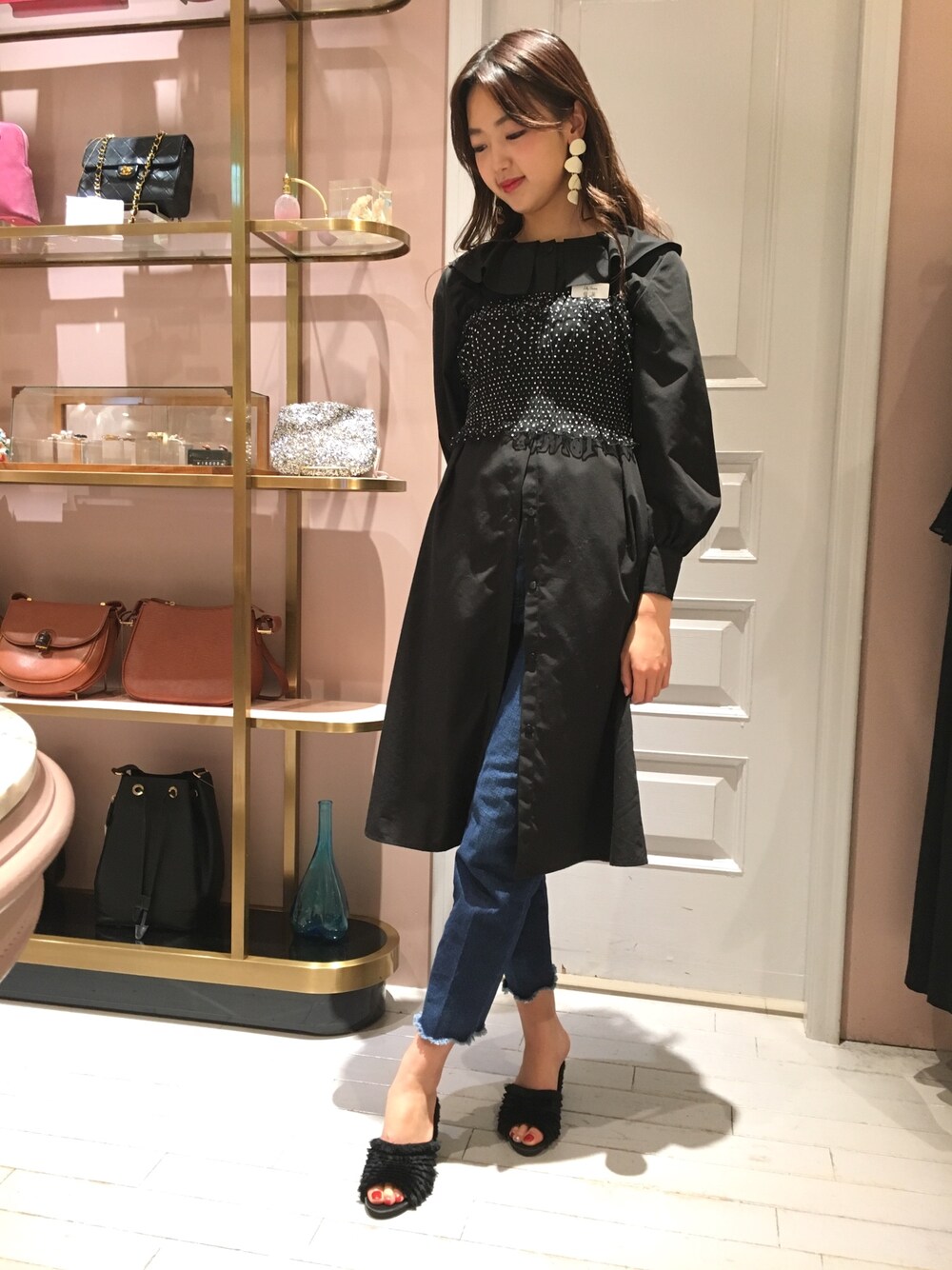 「Lily Brown、Lilybrown、大人カジュアル、シャツワンピ、ドット、ビスチェ」｜「LILY BROWNのチュールビスチェ付ロングシャツ（ワンピース、ブラック系）」を使った、erina sumitomoさん（レディース・168cm）の冬コーディネートの1枚目の写真