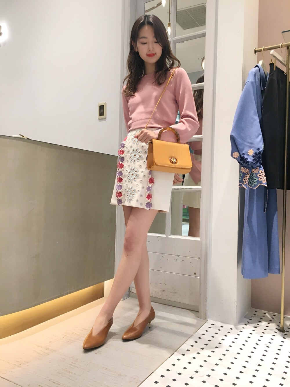 「Lilybrown、リリーブラウン、きれいめカジュアル、台形ｽｶｰﾄ、春コーデ、ピンク」｜「LILY BROWNのジグザグボートネックプルオーバー（ニット/セーター、ピンク系）」を使った、erina sumitomoさん（レディース・168cm）の冬コーディネートの1枚目の写真