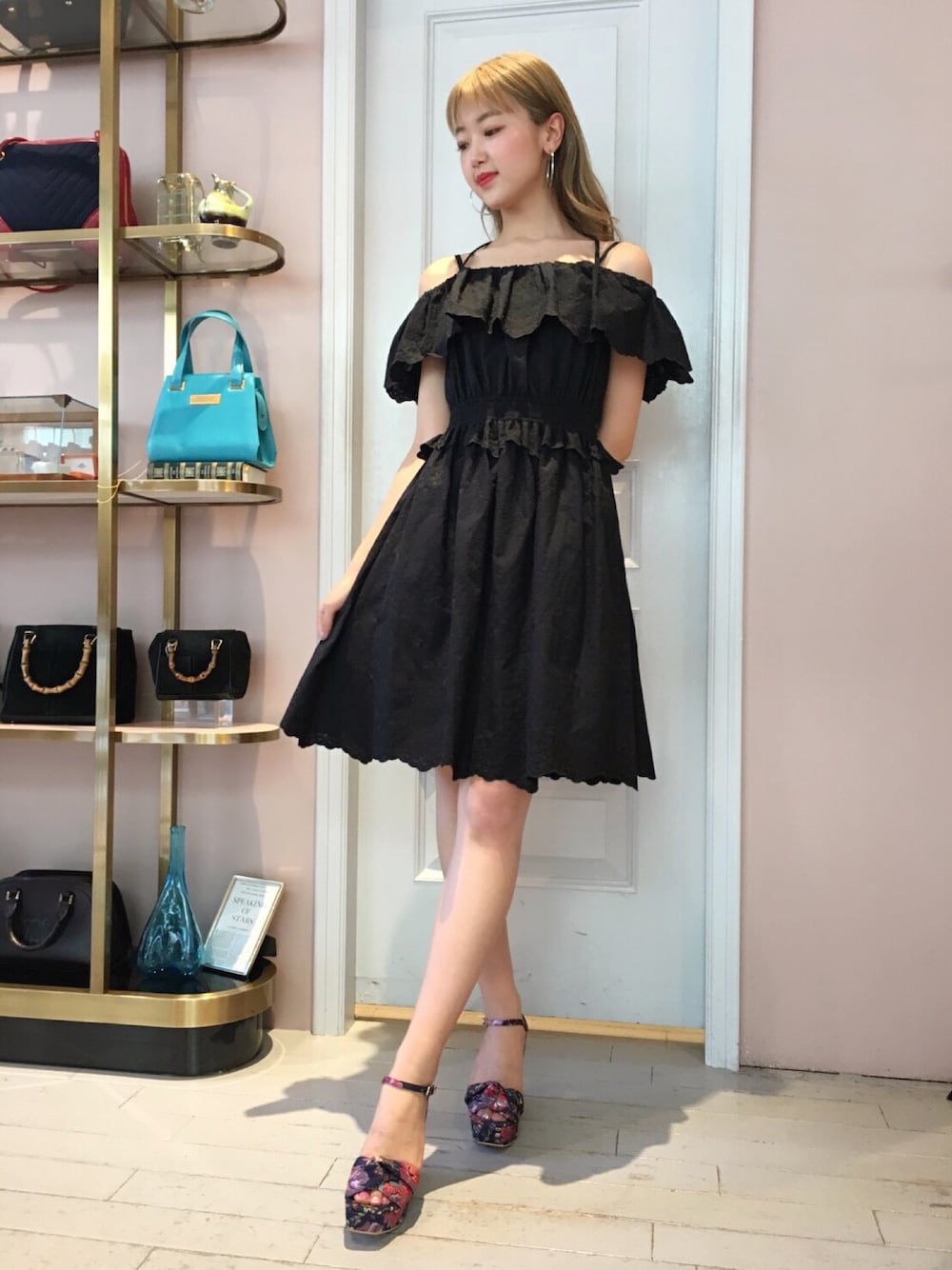 「Lilybrown、Lily Brown、リリーブラウン、ootd、オフショル、ワンピース」｜「LILY BROWNのお花刺繍オフショルワンピース（ワンピース、ブラック系）」を使った、erina sumitomoさん（レディース・168cm）の春コーディネートの1枚目の写真
