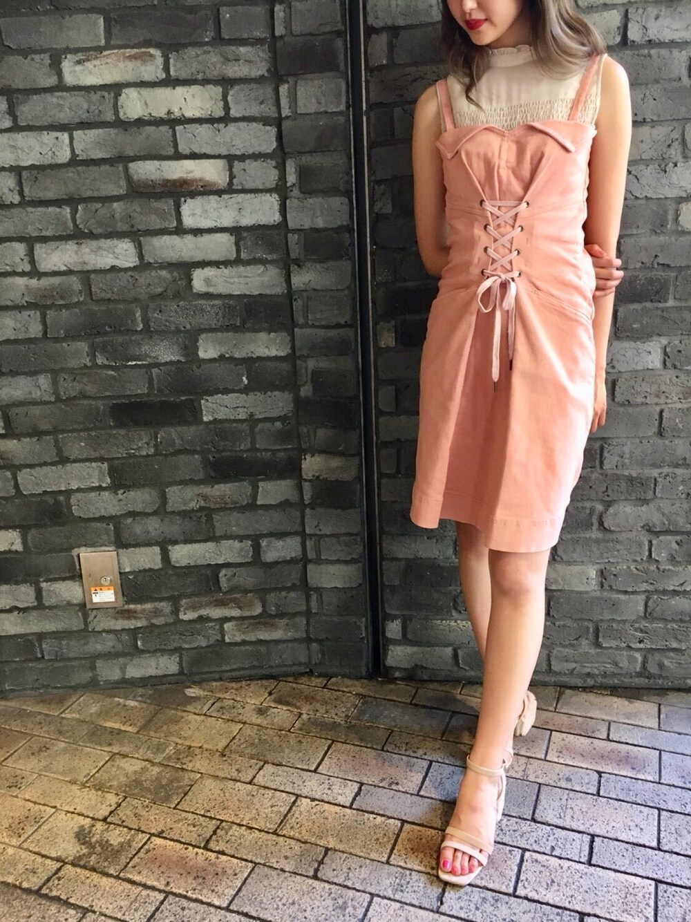 「秋のコーデ、Lilybrown、Lily Brown、リリーブラウン、デニムワンピース、レースアップ」｜「LILY BROWNのシフォントップス（その他トップス、ホワイト系）」を使った、erina sumitomoさん（レディース・168cm）の夏コーディネートの1枚目の写真